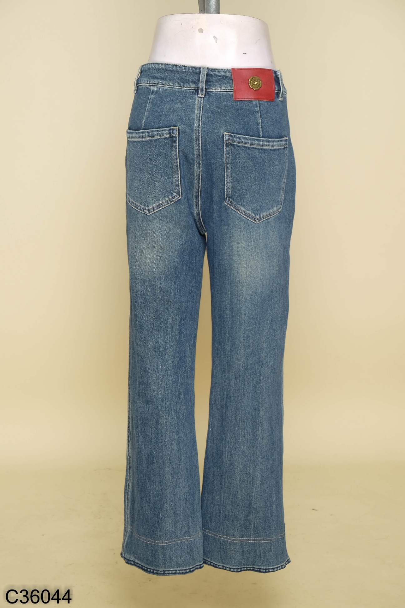 Quần jeans xanh xẻ gấu