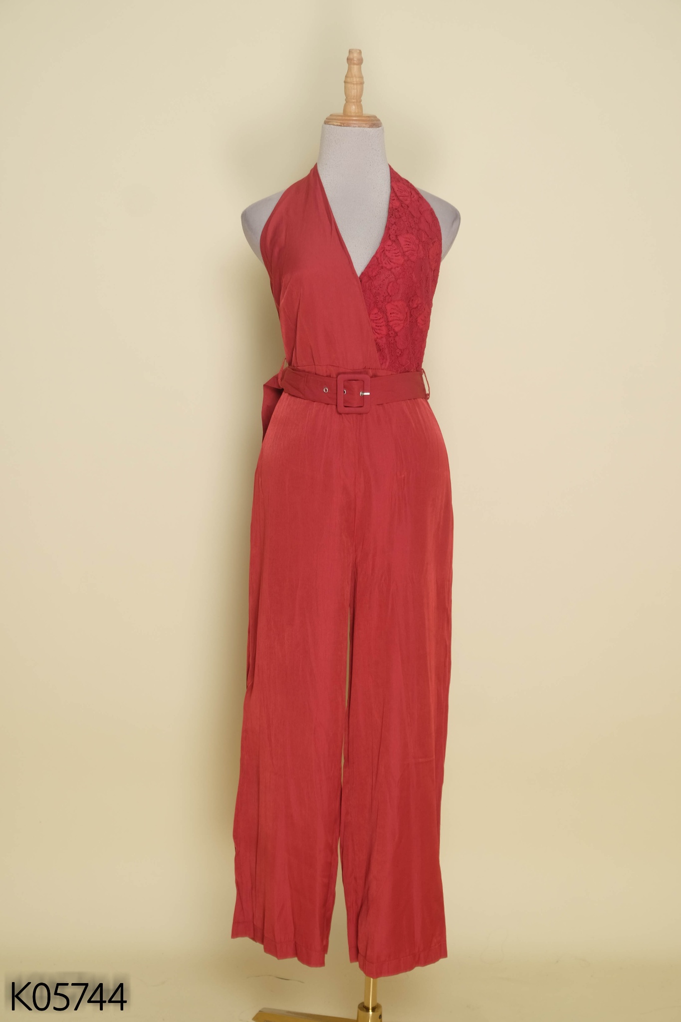 Jumpsuits HNOSS cổ yếm đỏ kèm đai