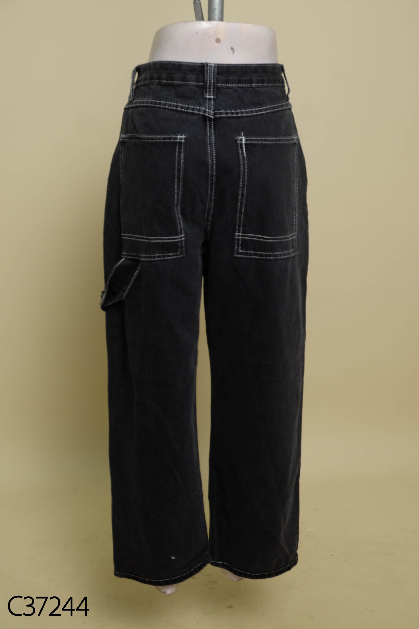 Quần jeans đen chỉ trăng