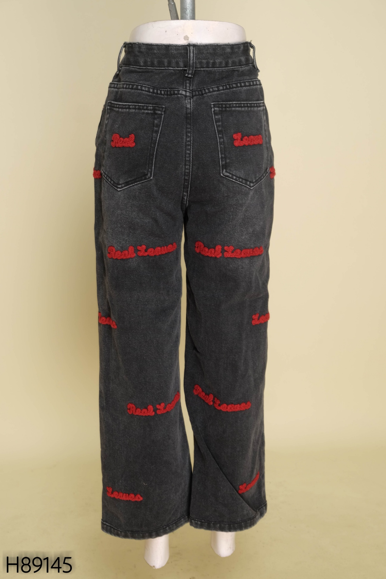 Quần jeans đen thêu chữ đỏ