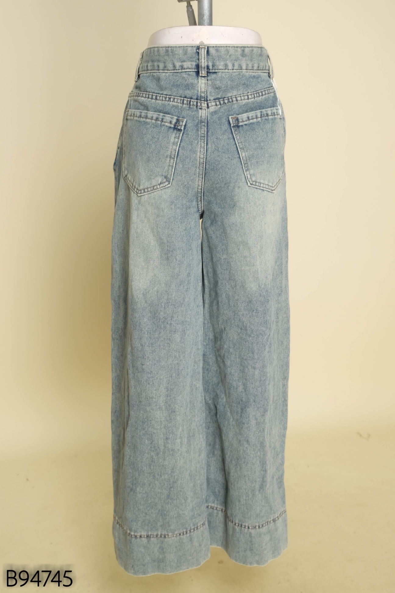 Quần jeans xanh ly eo