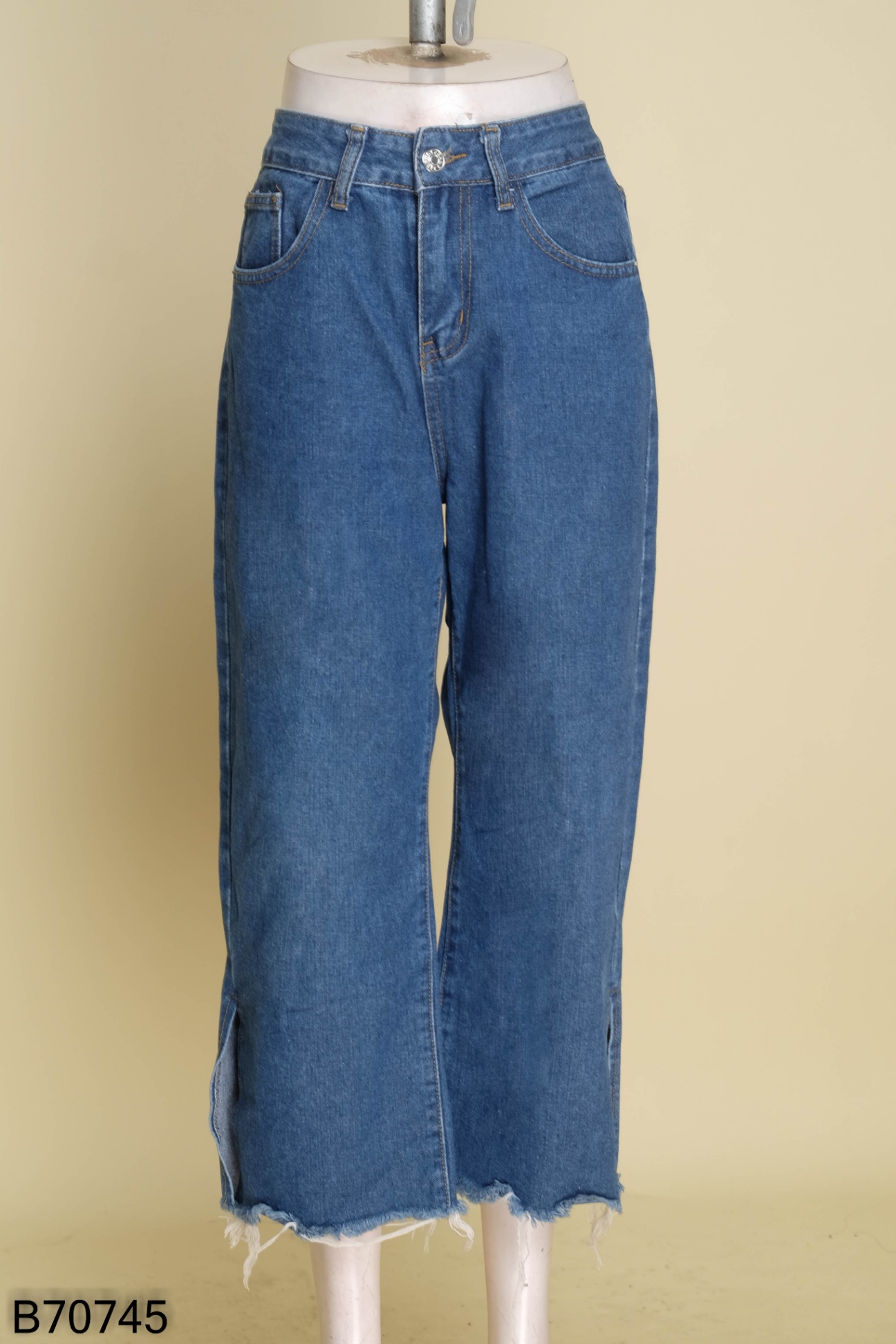 Quần jeans xanh xẻ gấu