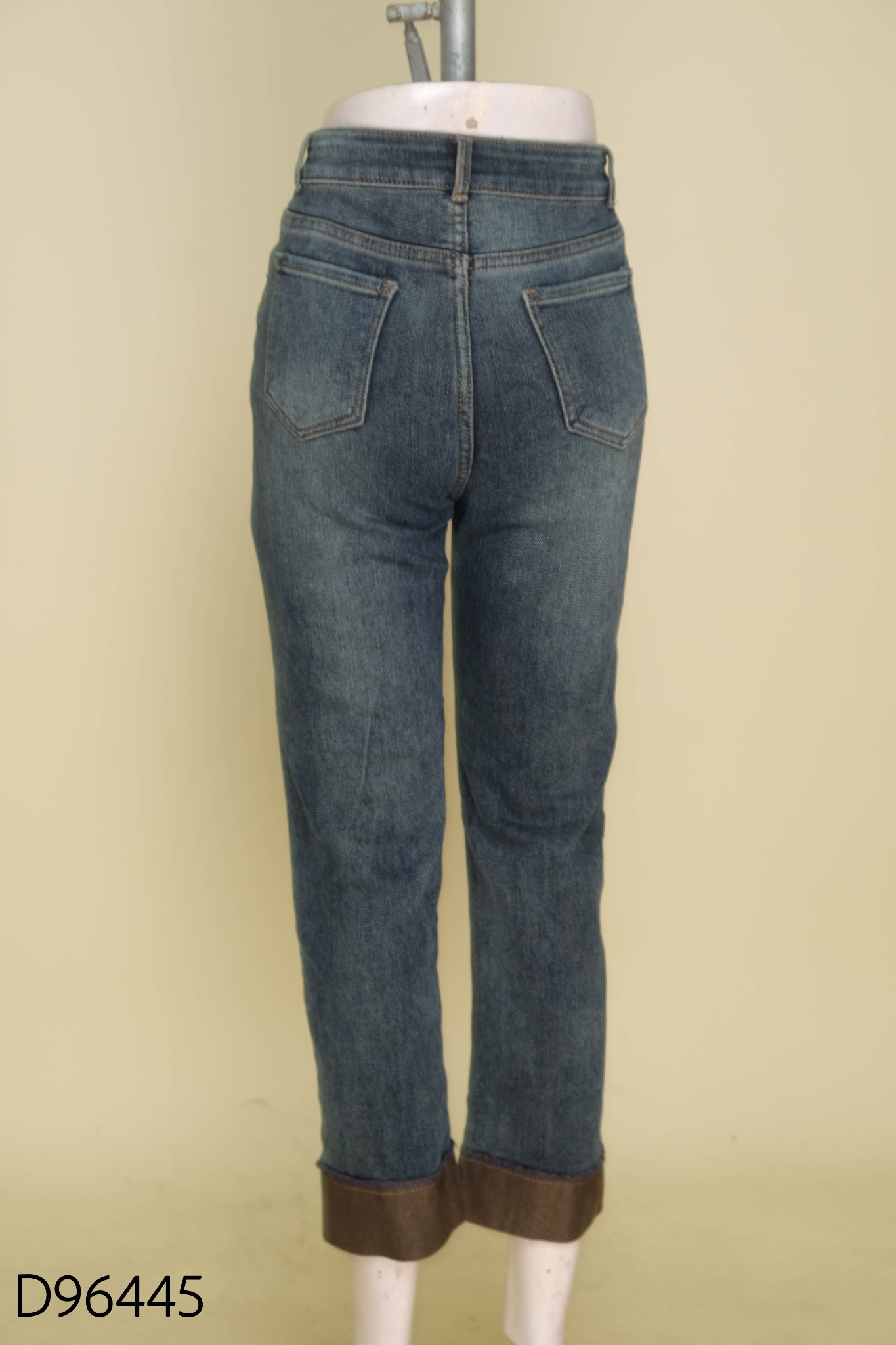 Quần jeans xanh xắn gấu