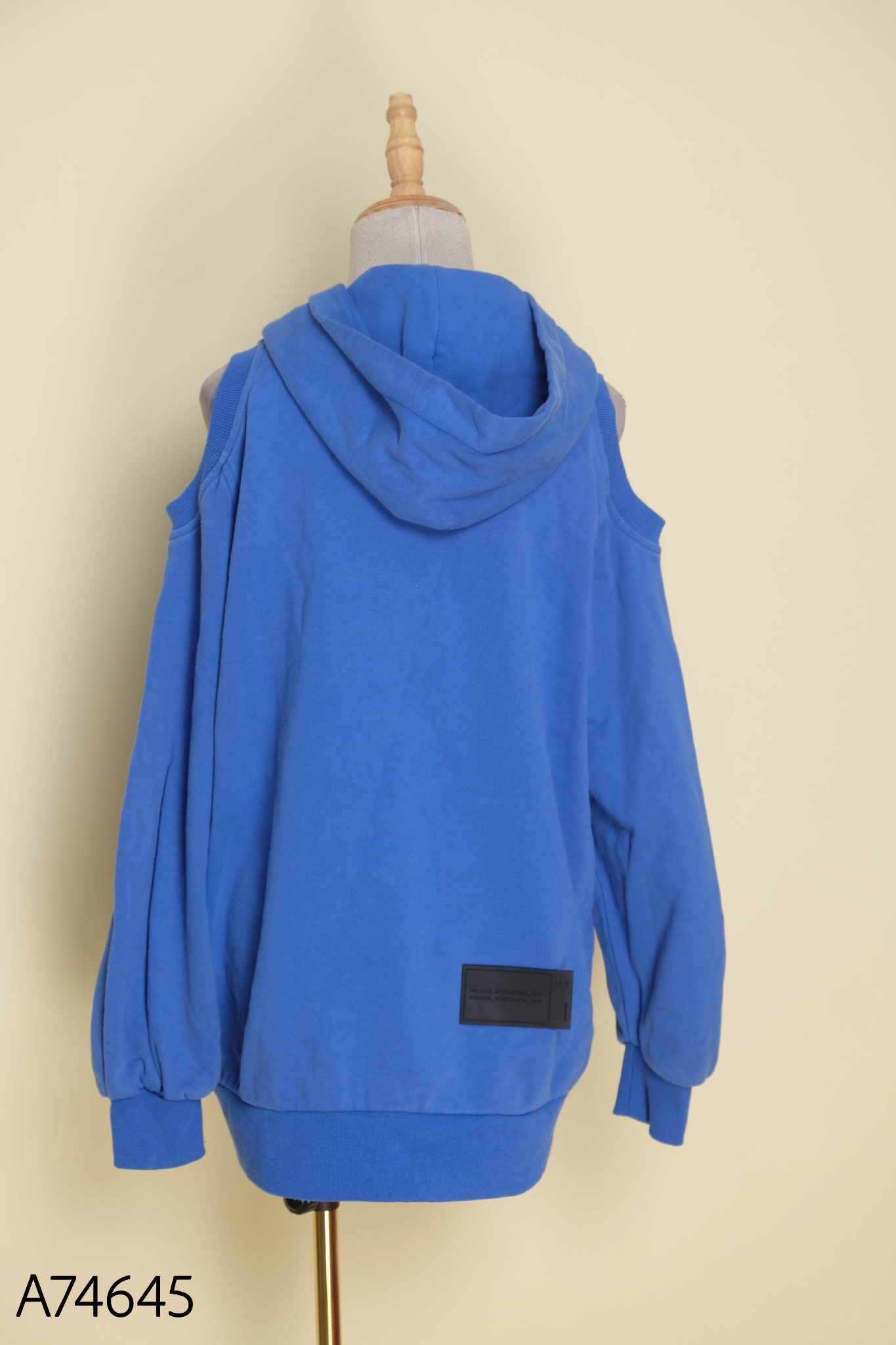 Áo hoodie xanh khoét vai