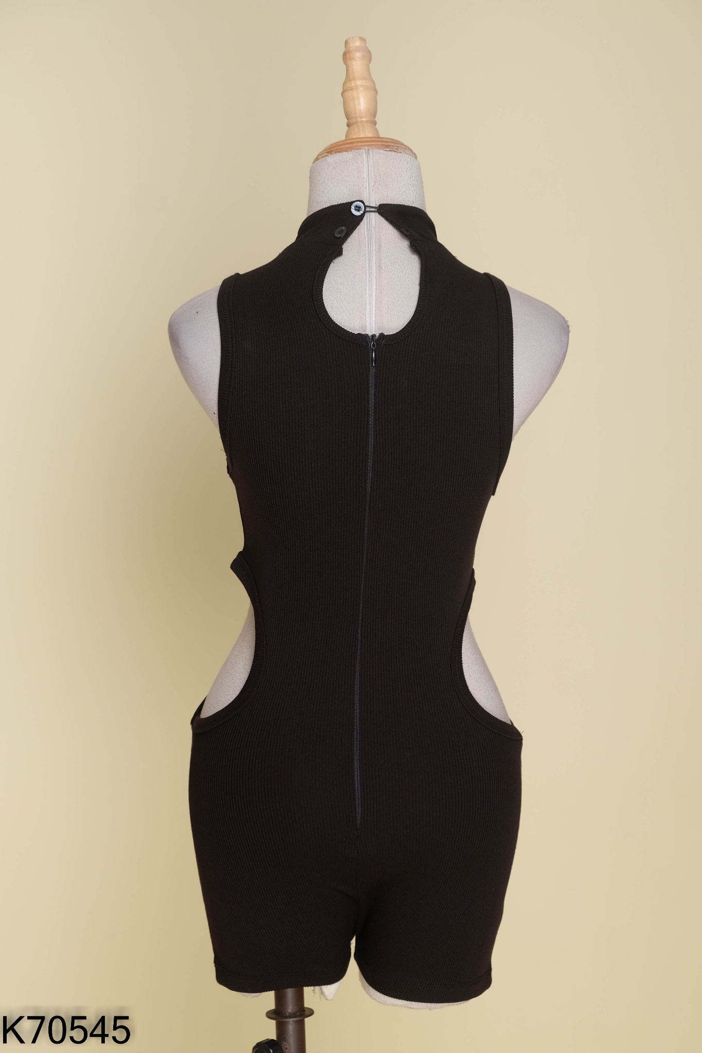 Bodysuits đen khoét eo