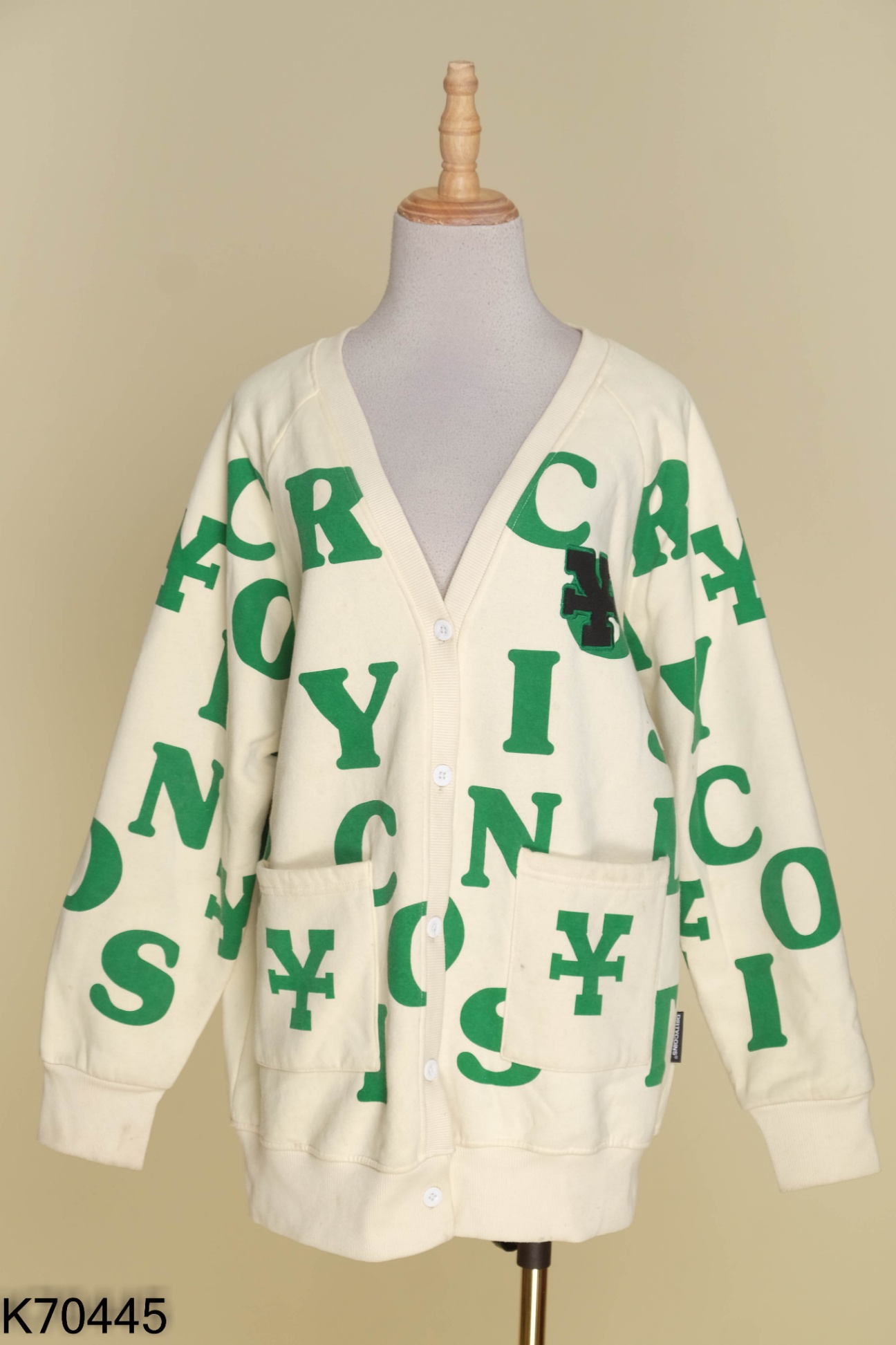 Áo khoác cardigan be chữ xanh