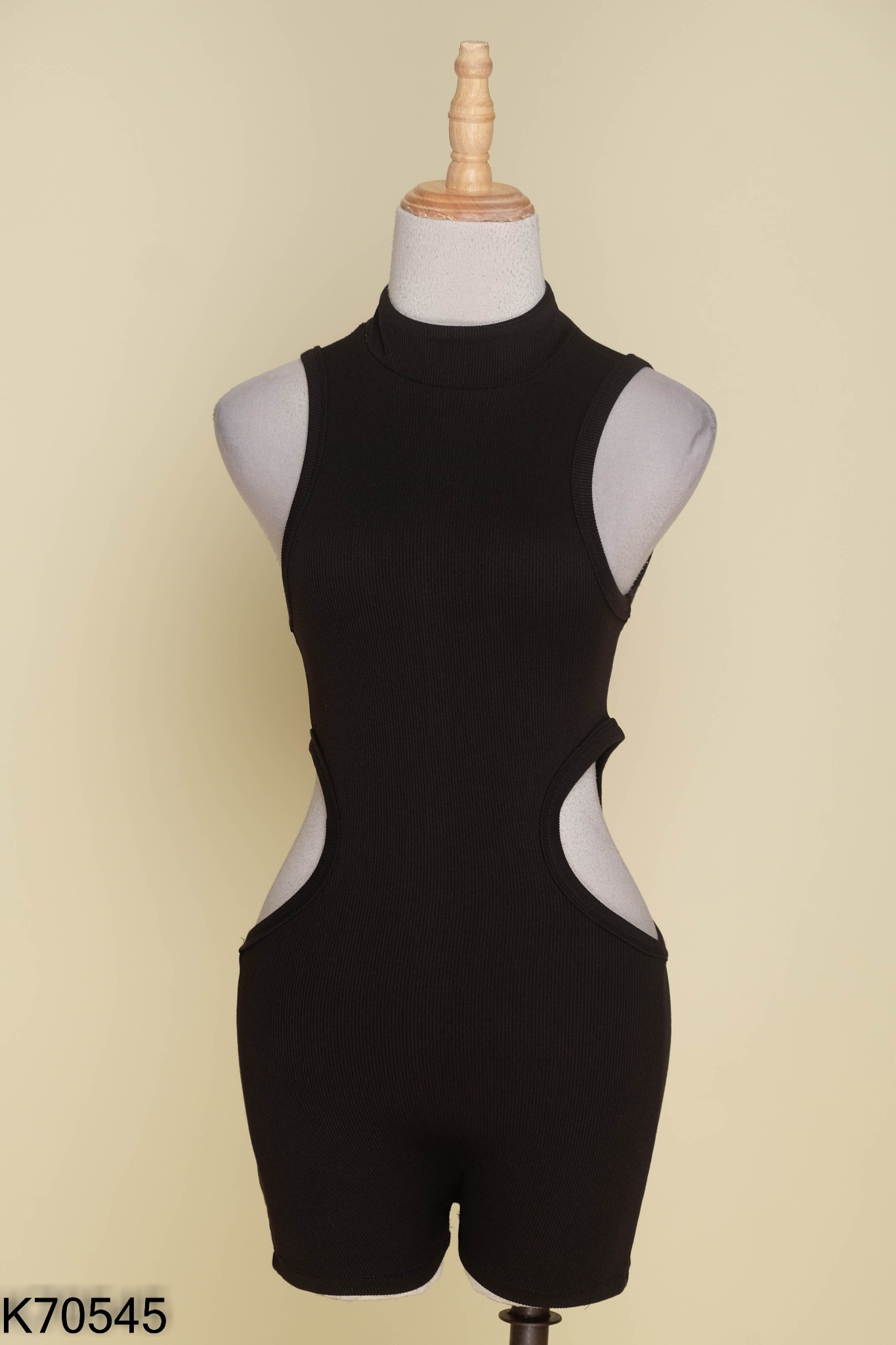 Bodysuits đen khoét eo