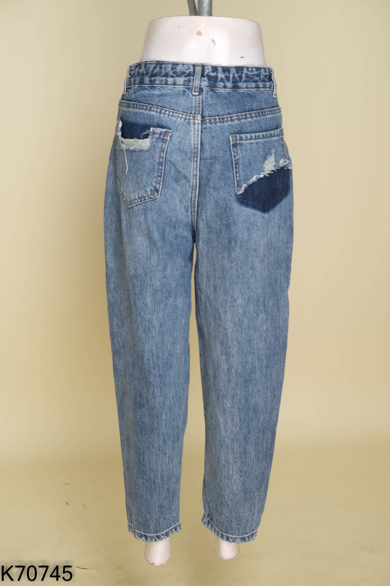 Quần jeans xanh rách gối