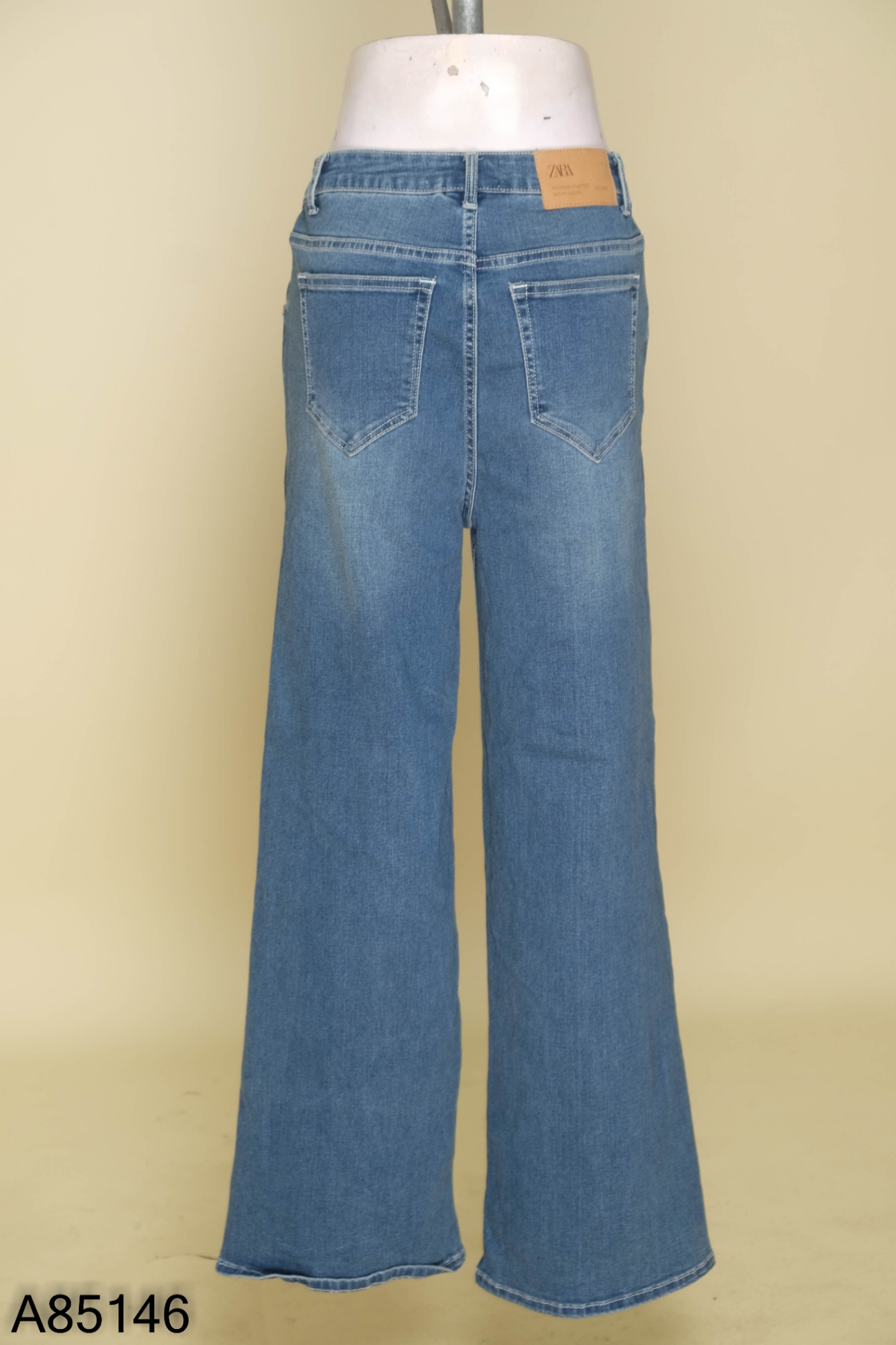 Quần jeans xanh suông