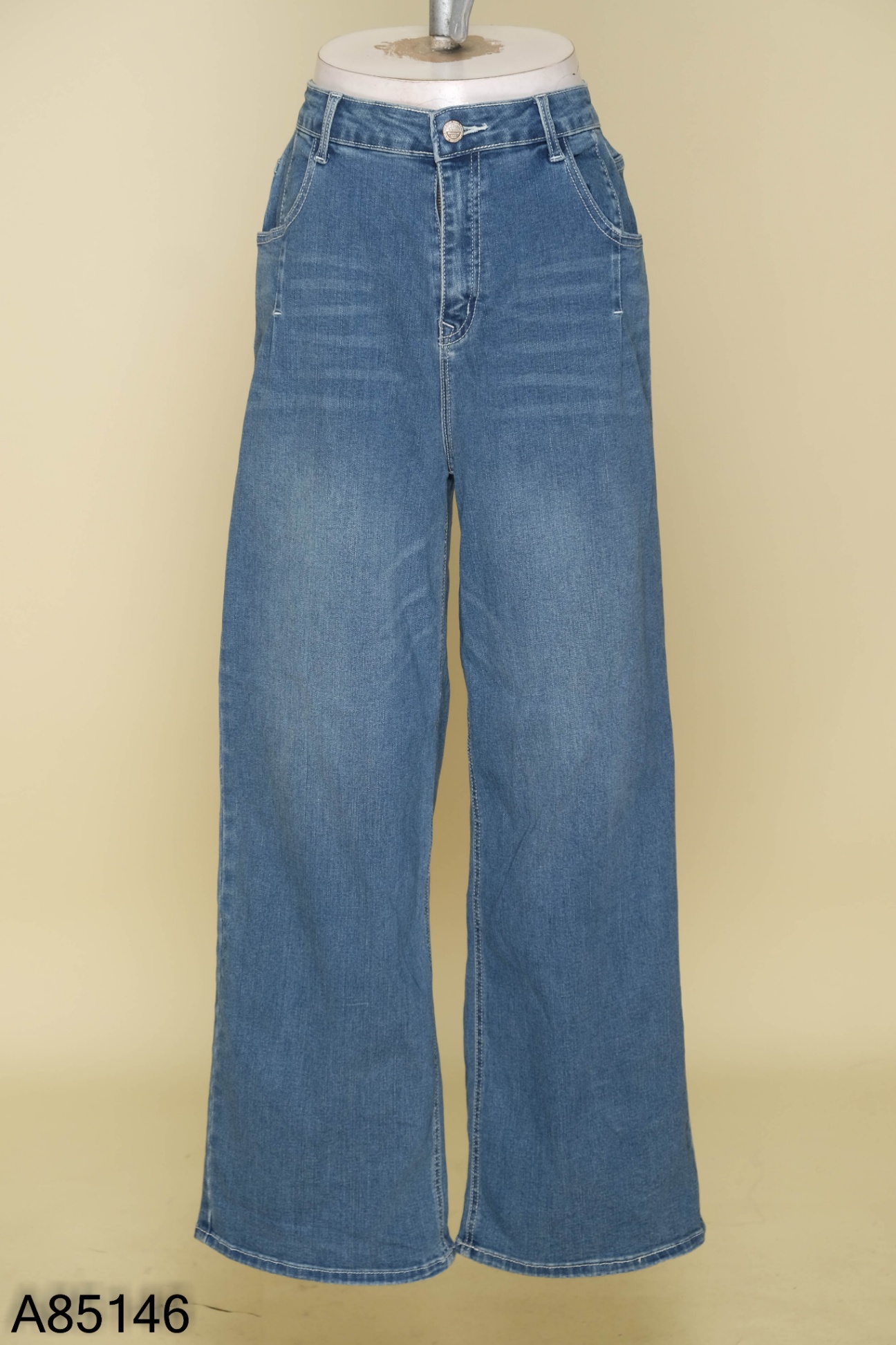 Quần jeans xanh suông