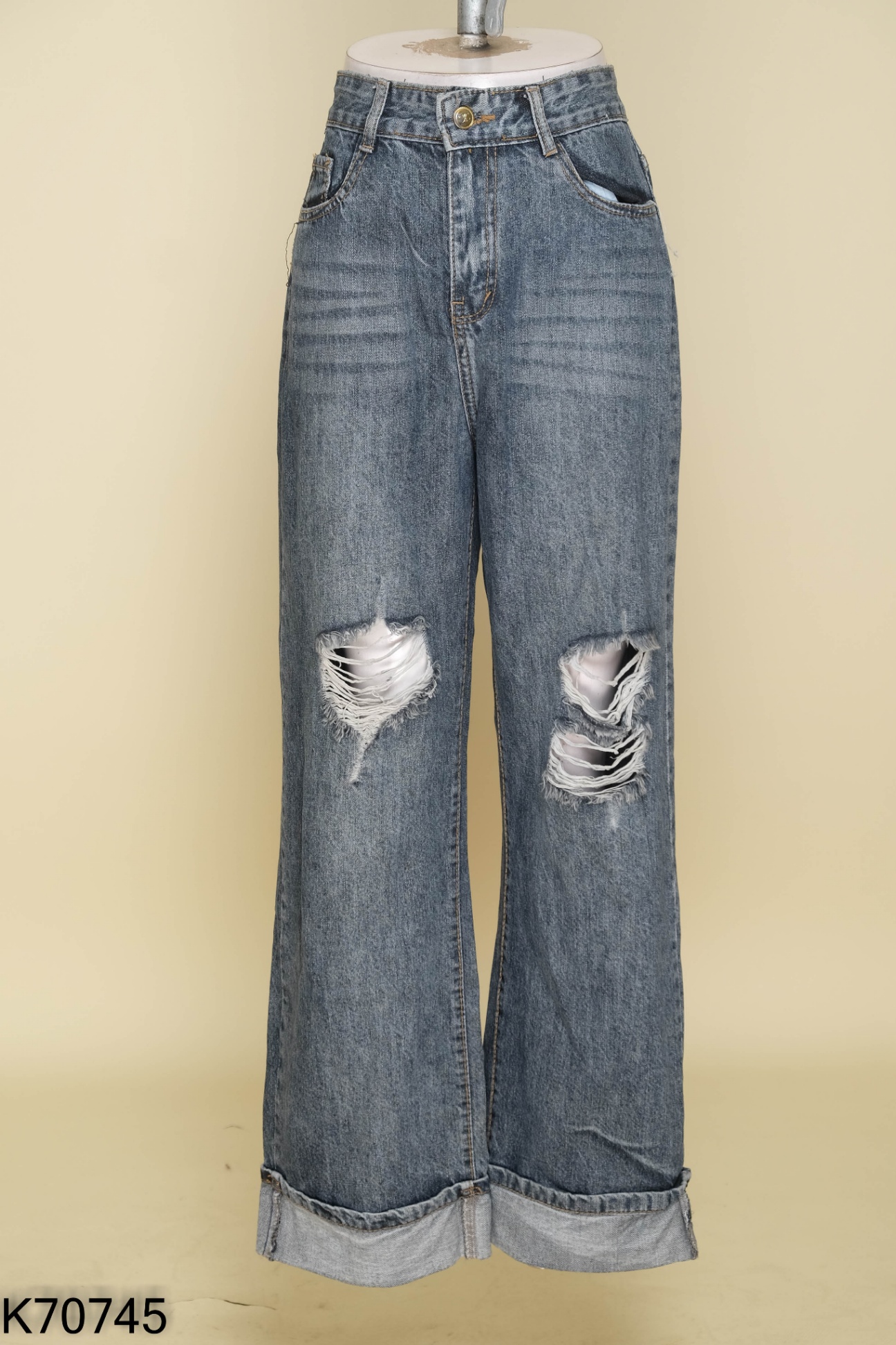 Quần jeans đen rách gối