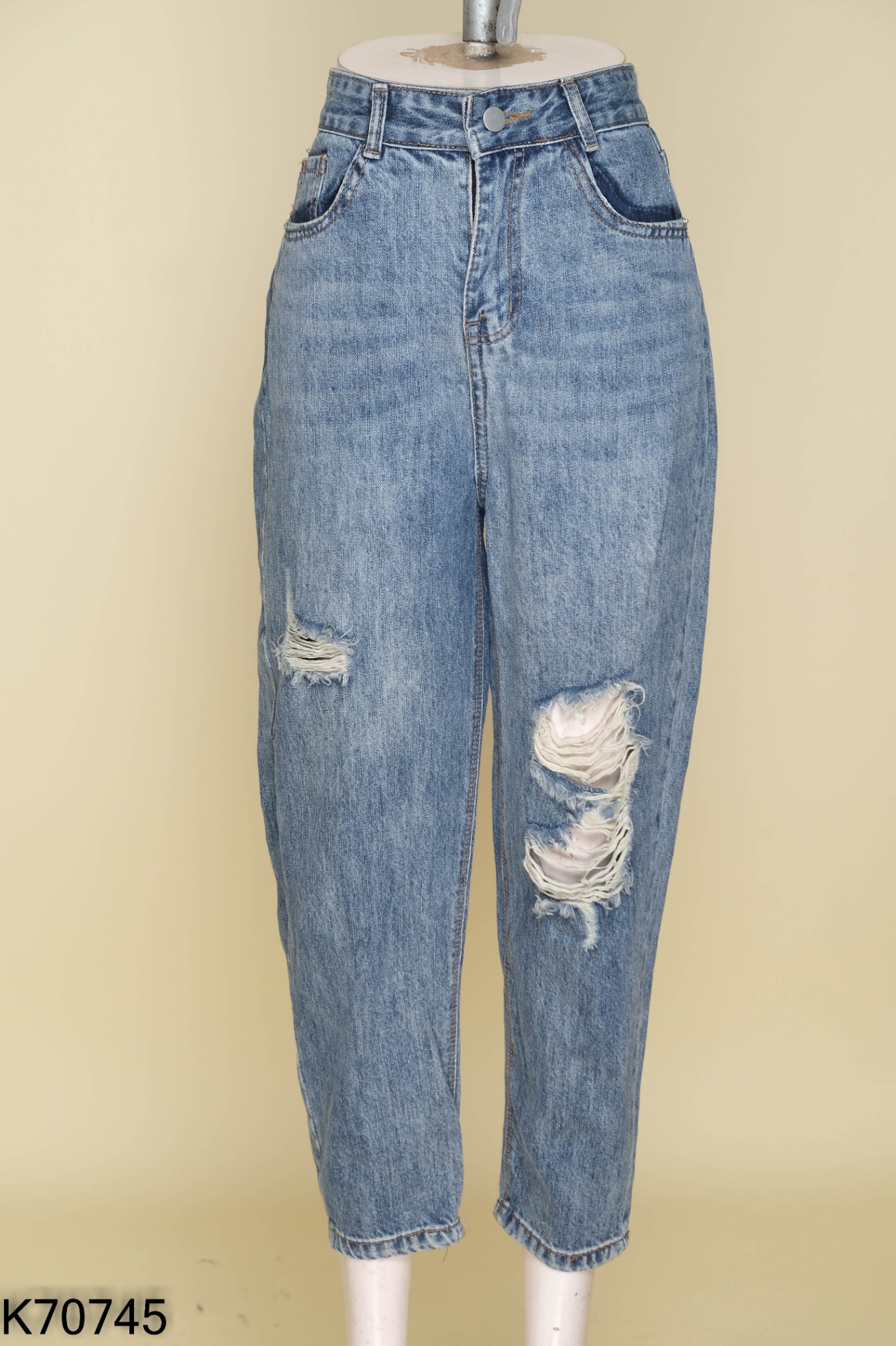 Quần jeans xanh rách gối