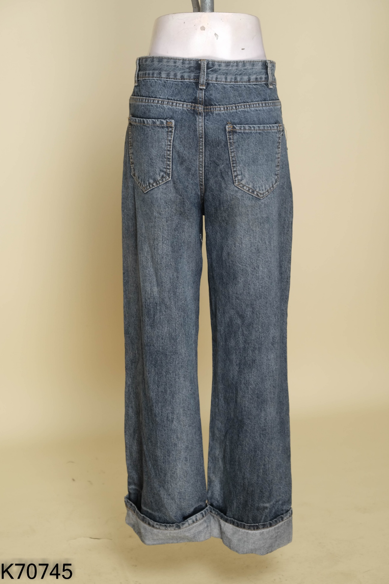 Quần jeans đen rách gối