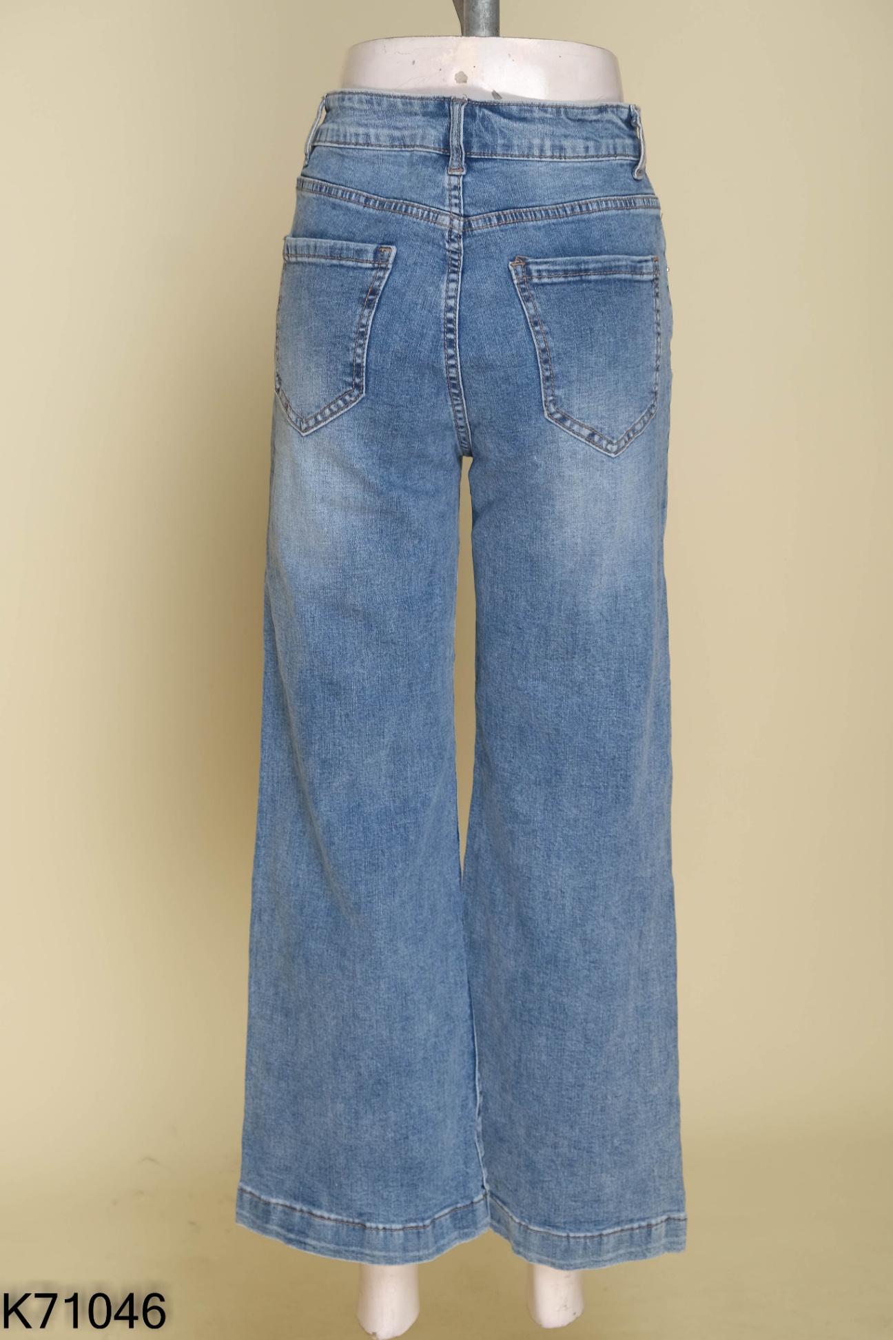 Quần jeans xanh dáng suông