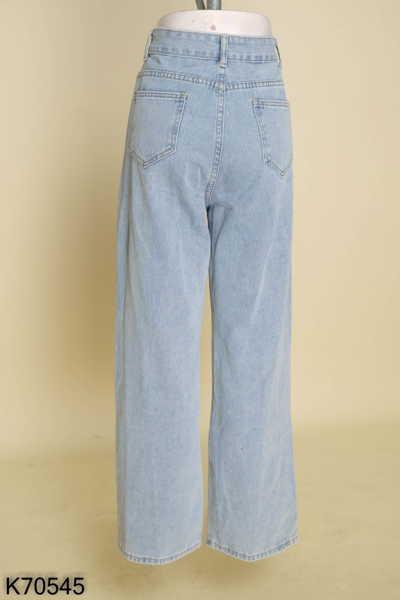 Quần jeans xanh nhạt