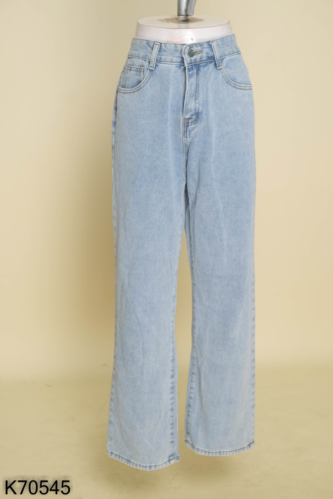 Quần jeans xanh nhạt