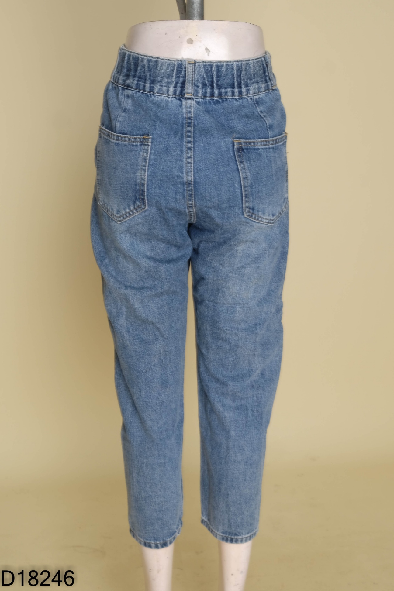 Quần jeans xanh trơn