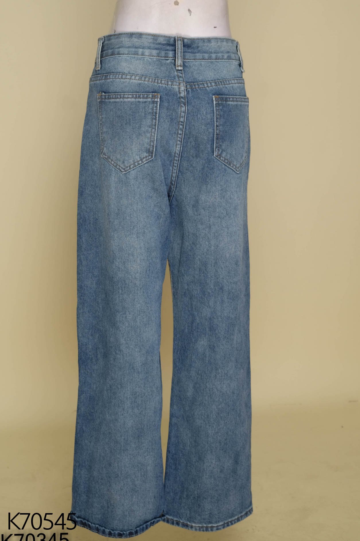 Quần jeans xanh dáng suông trơn