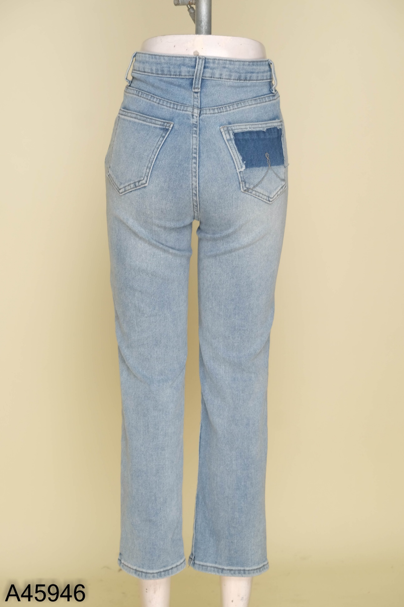 Quần jeans xanh nhạt