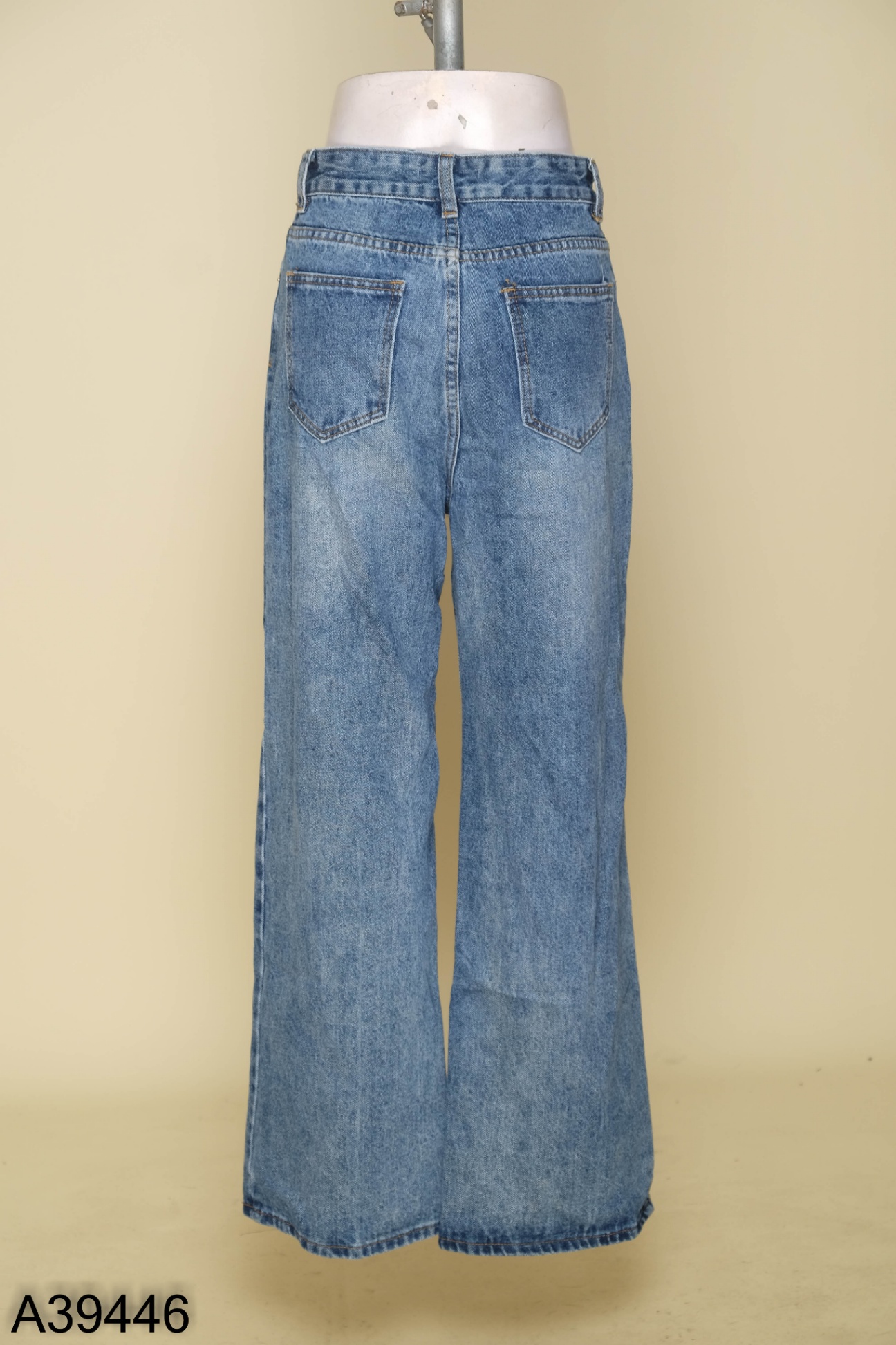 Quần jeans xanh trơn