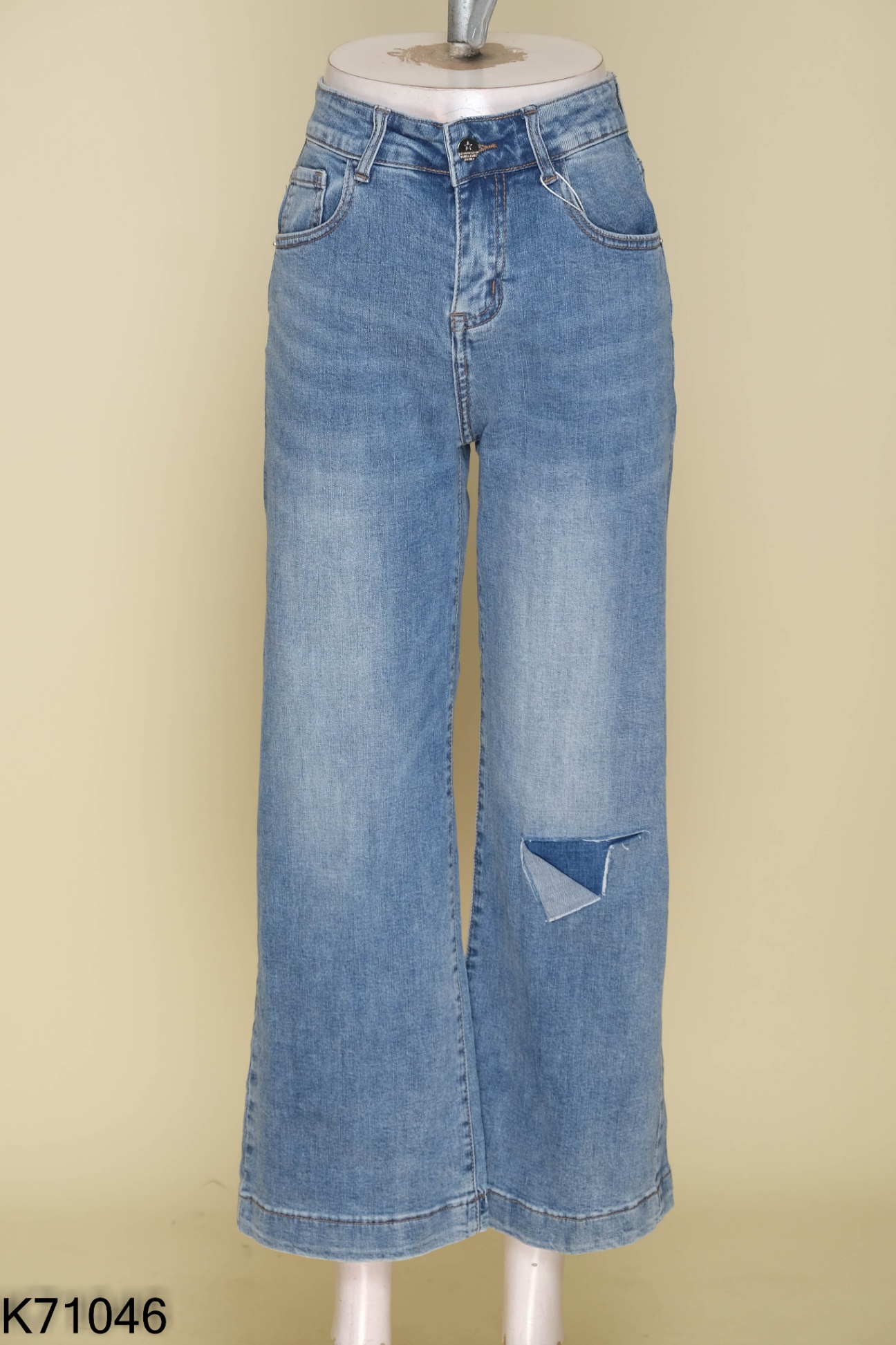 Quần jeans xanh dáng suông