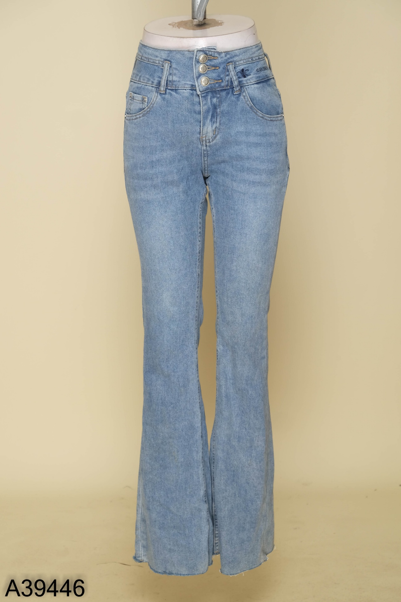 Quần jeans xanh ống loe