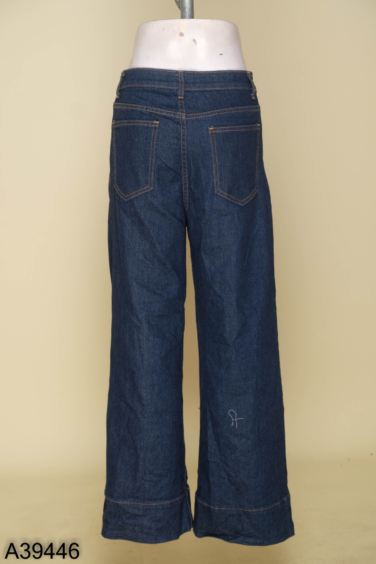 Quần jeans xanh gân giữa