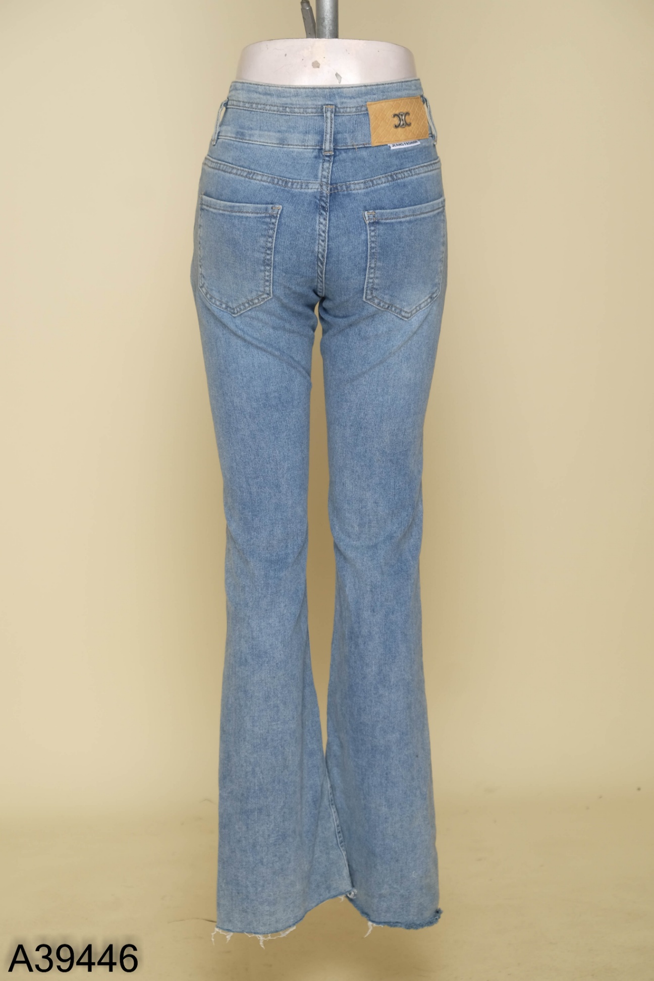 Quần jeans xanh ống loe