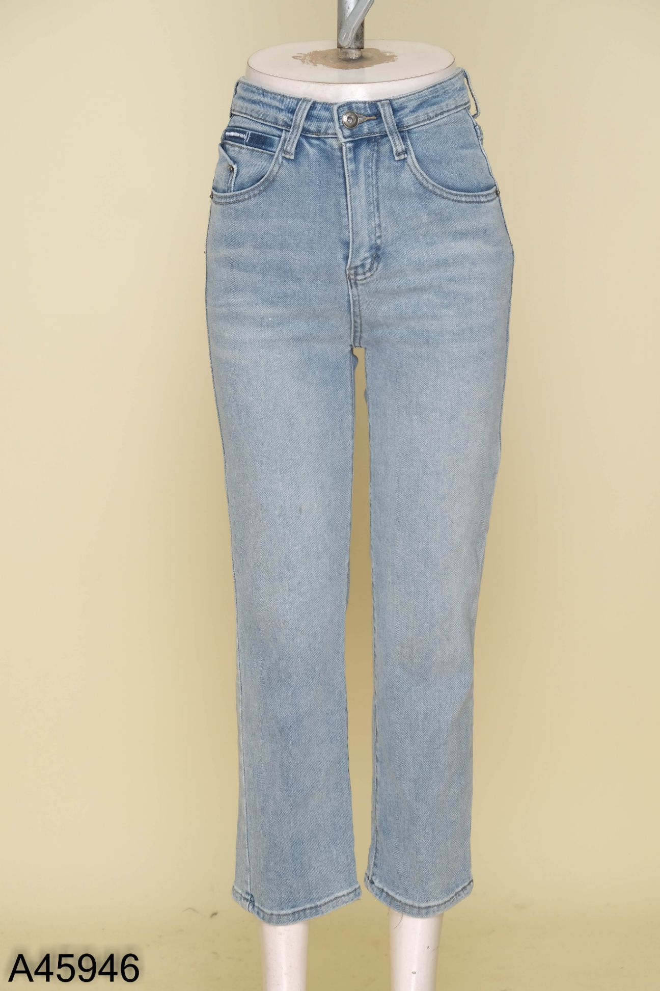 Quần jeans xanh nhạt