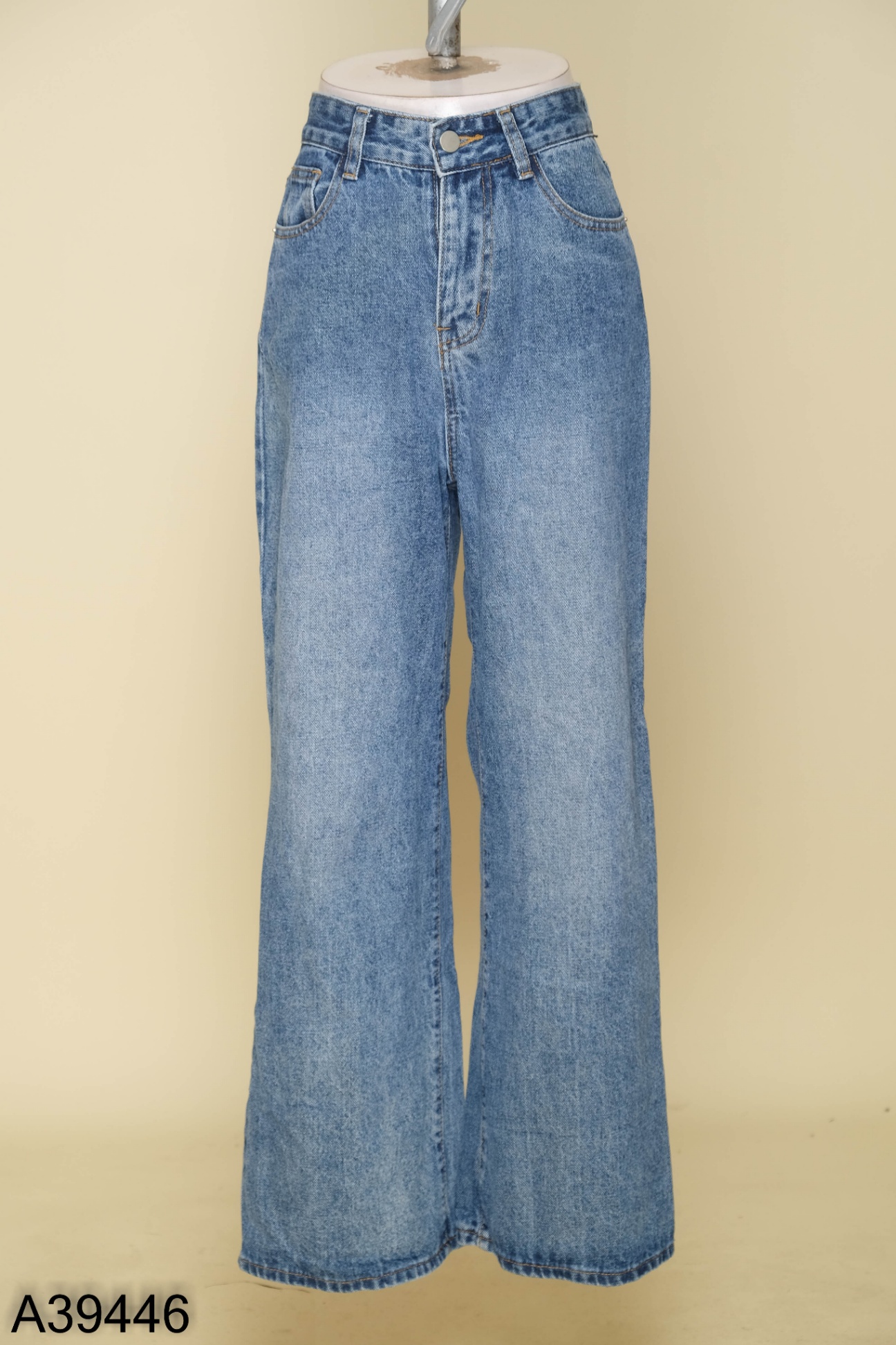 Quần jeans xanh trơn