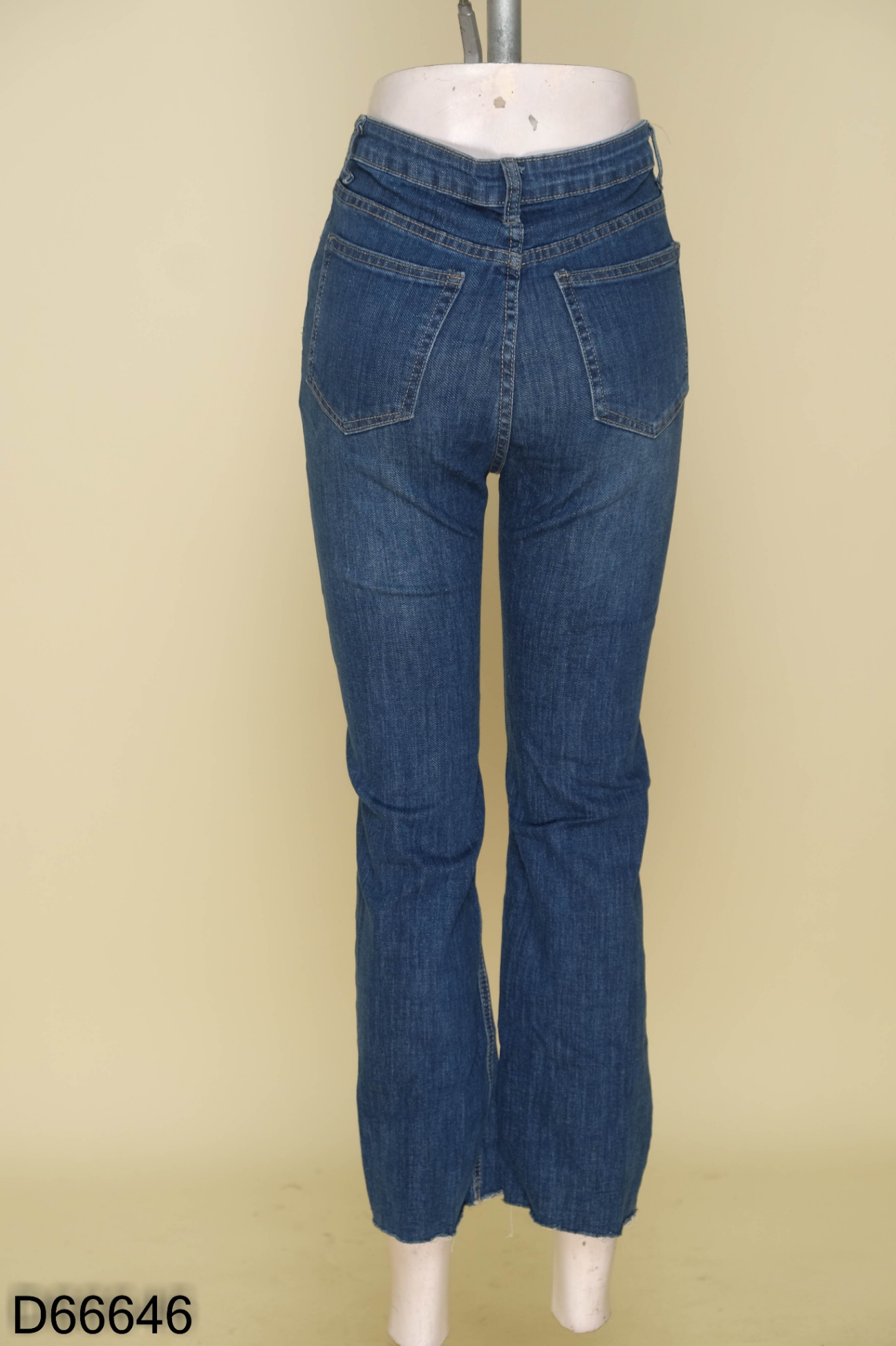 Quần jeans xanh cắt gấu