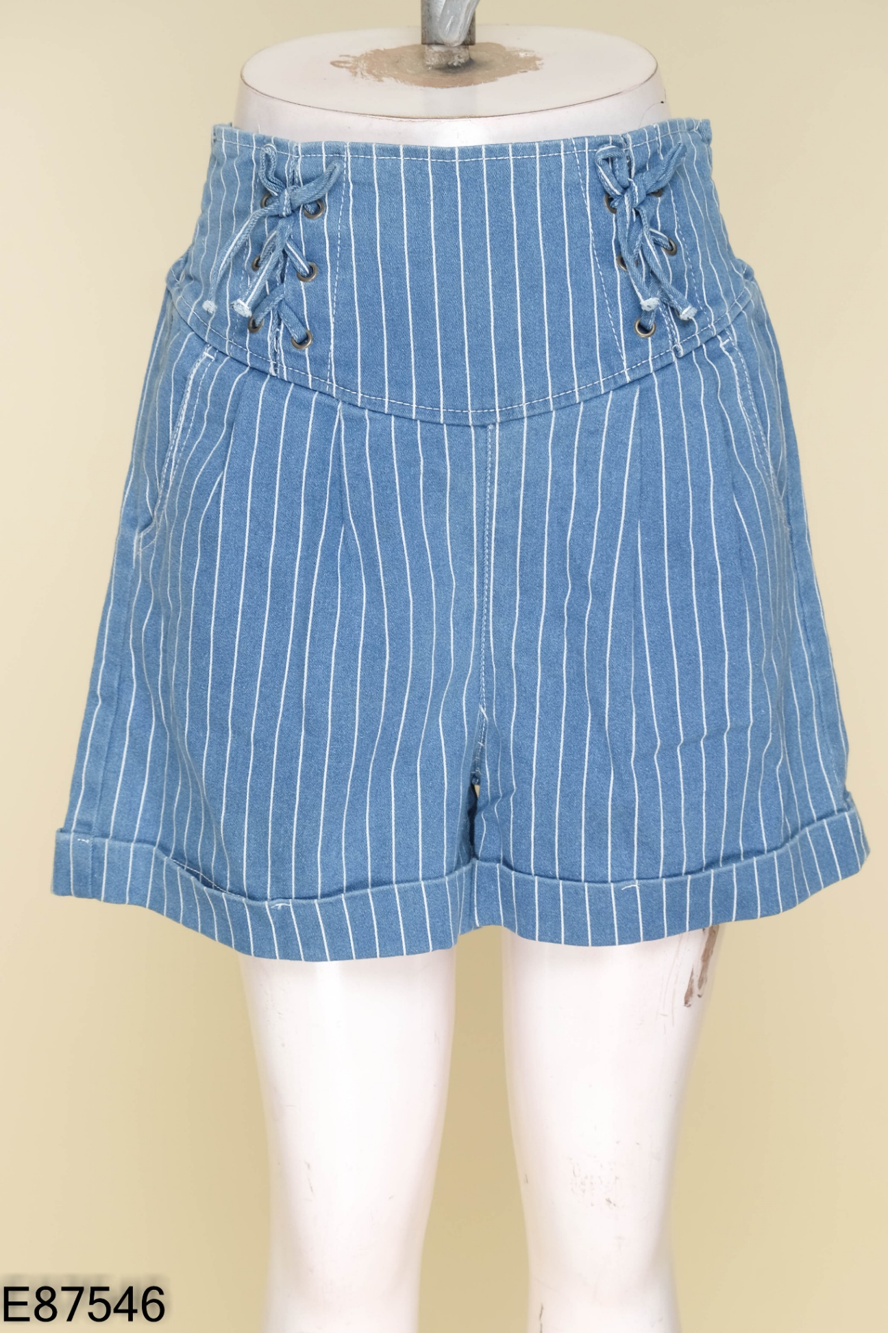 Quần short jean xanh kẻ trắng