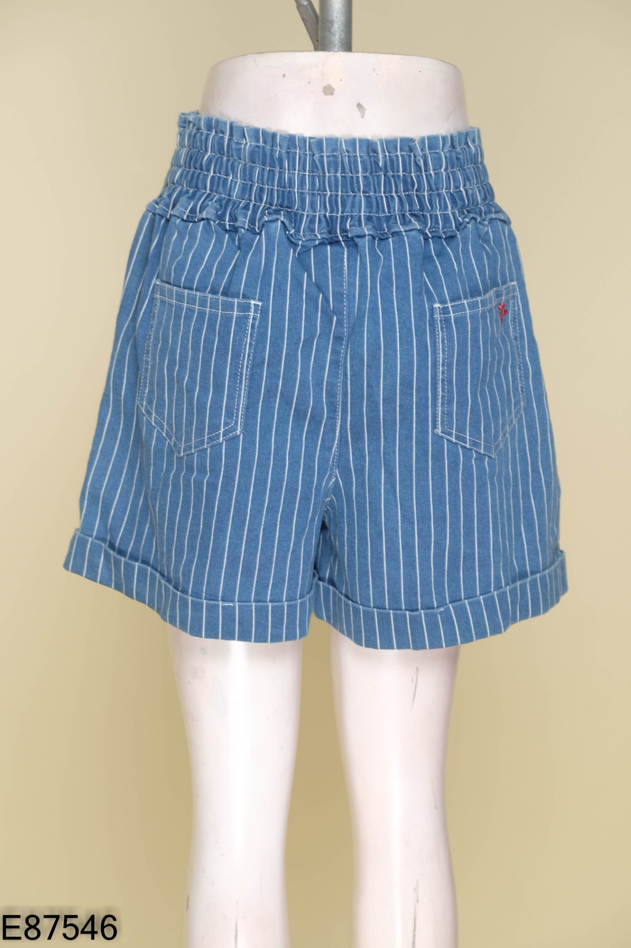 Quần short jean xanh kẻ trắng