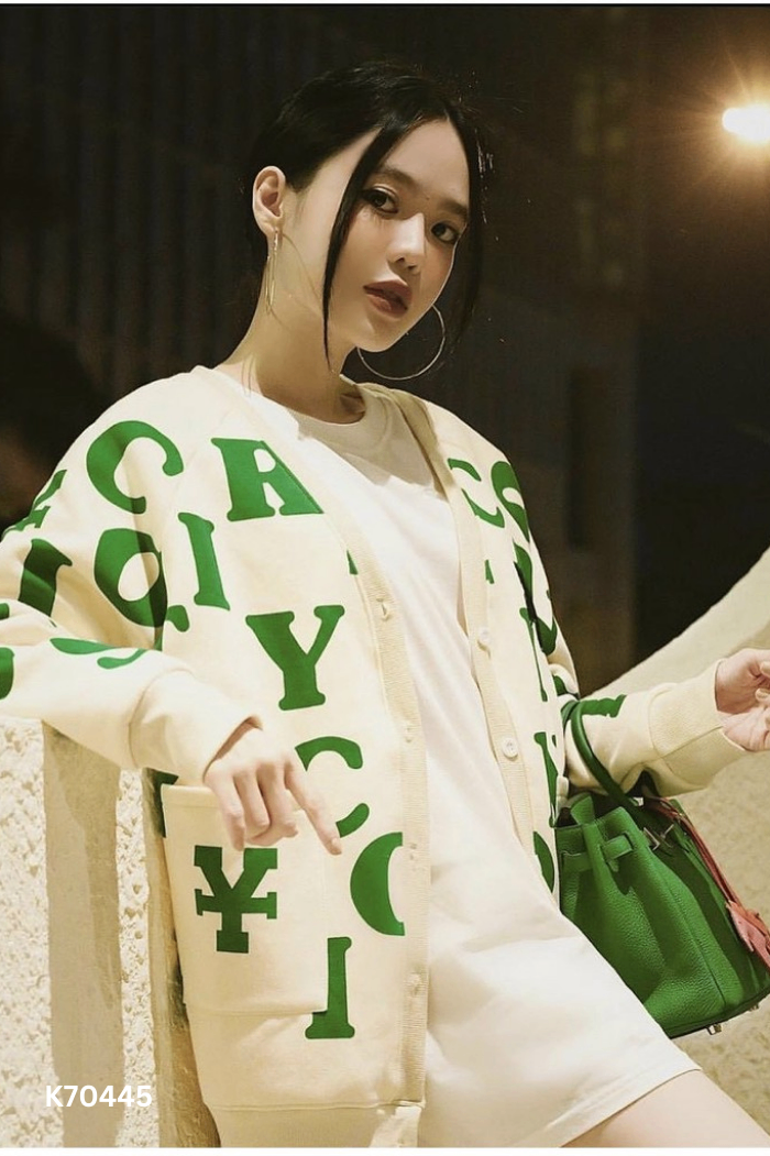 Áo khoác cardigan be chữ xanh