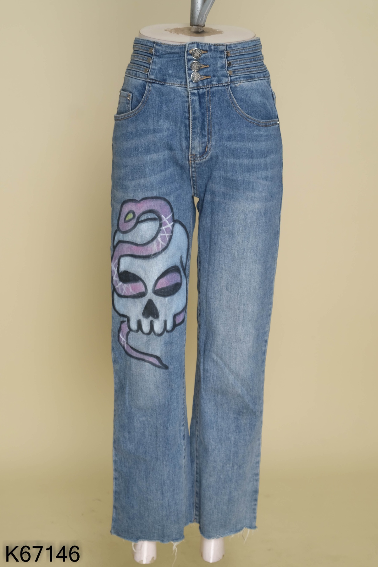 Quần jeans xanh 3 cúc in hình