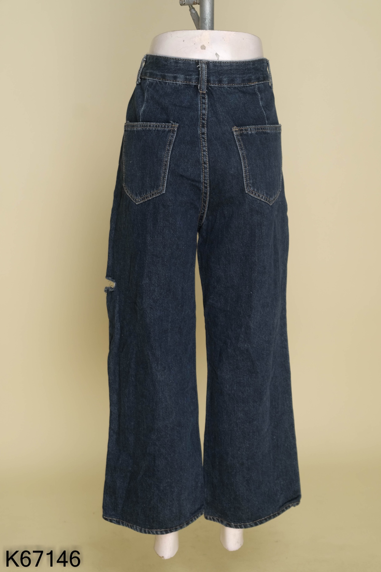 Quần jeans xanh đậm rách