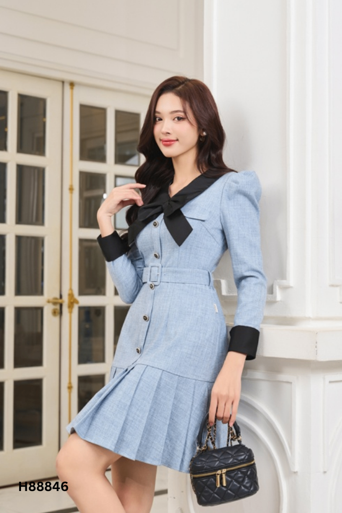 Váy YOONA xanh ghi cổ đen