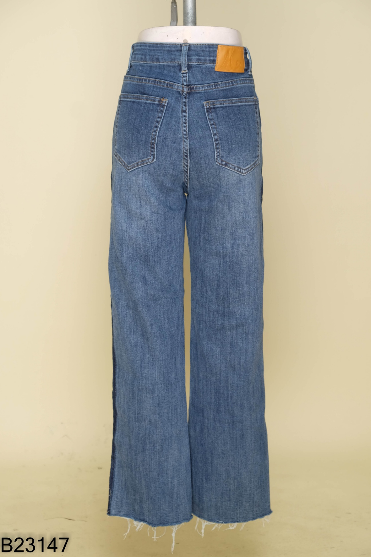 Quần jeans xanh căt gấu