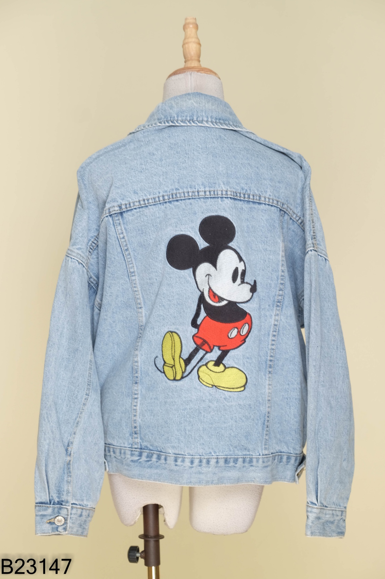 Áo khoác jeans xanh thêu mickey