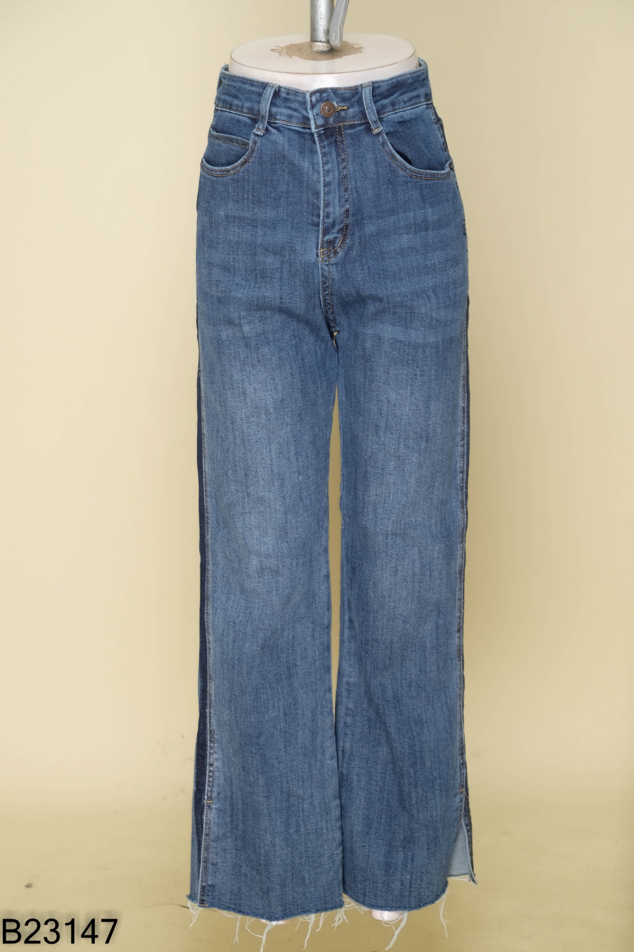 Quần jeans xanh căt gấu