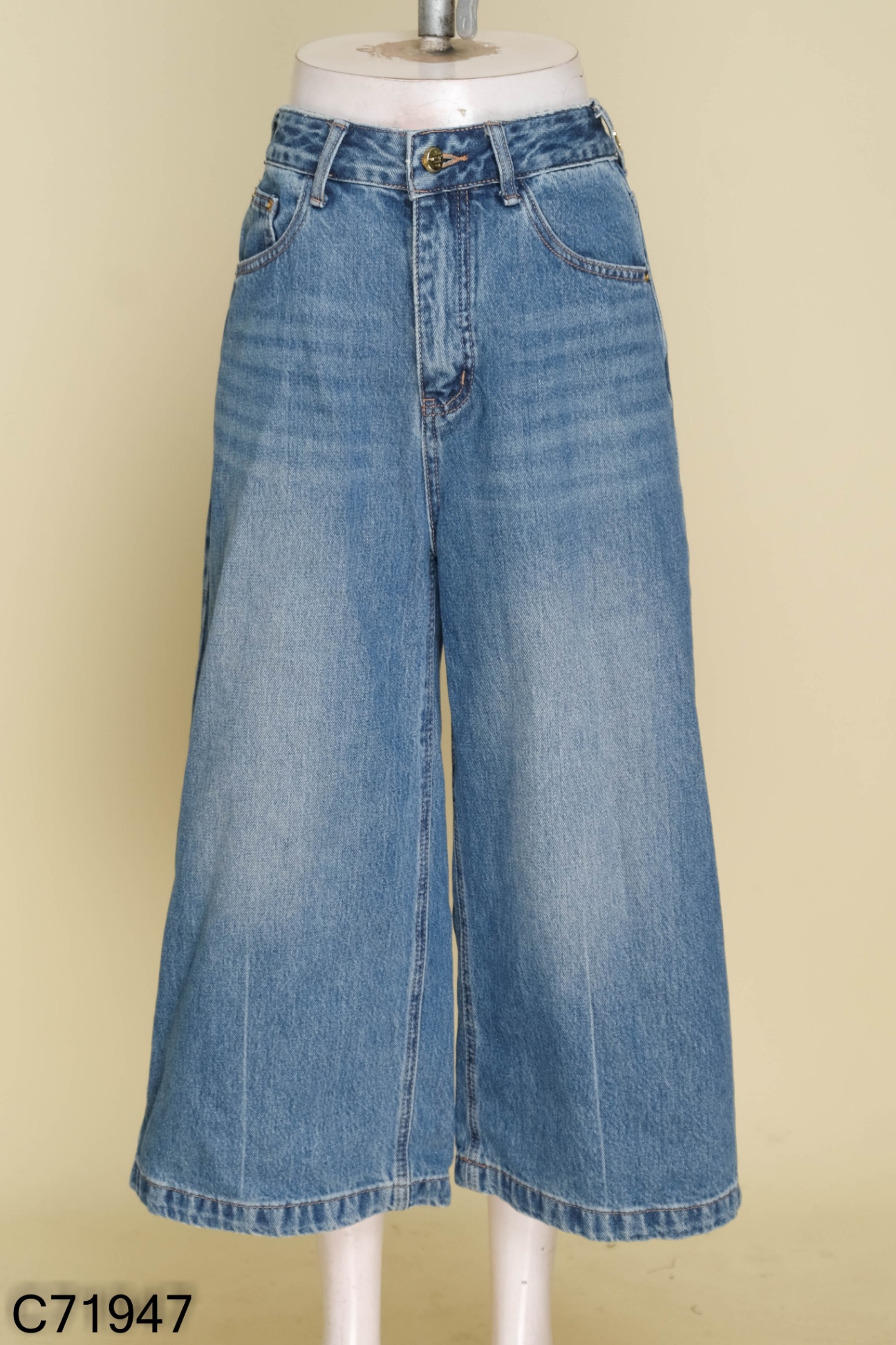 Quần jeans xanh ống rộng