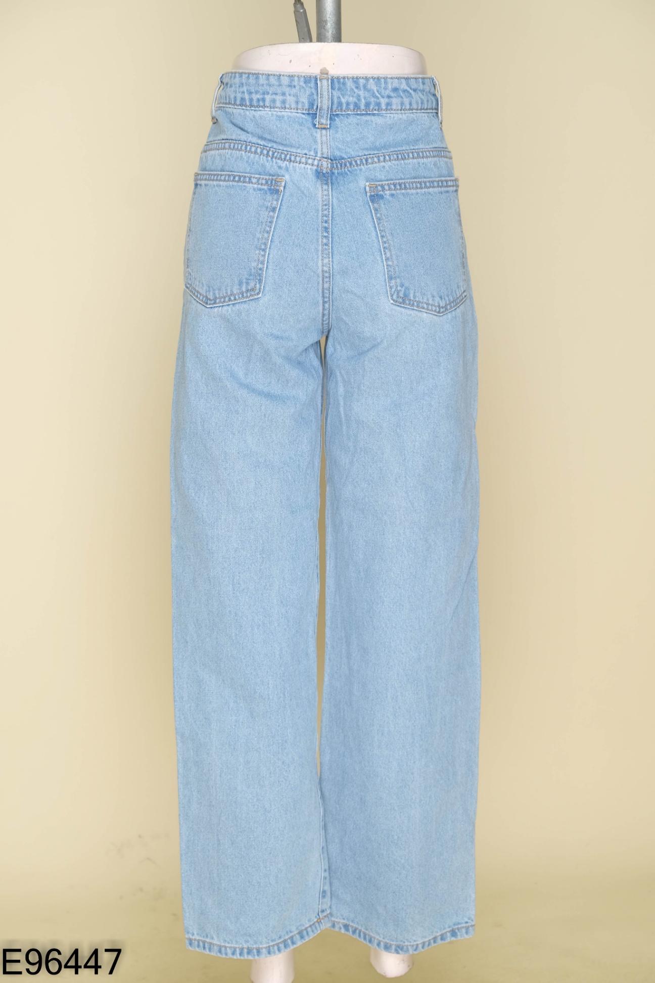 Quần jeans xanh suông