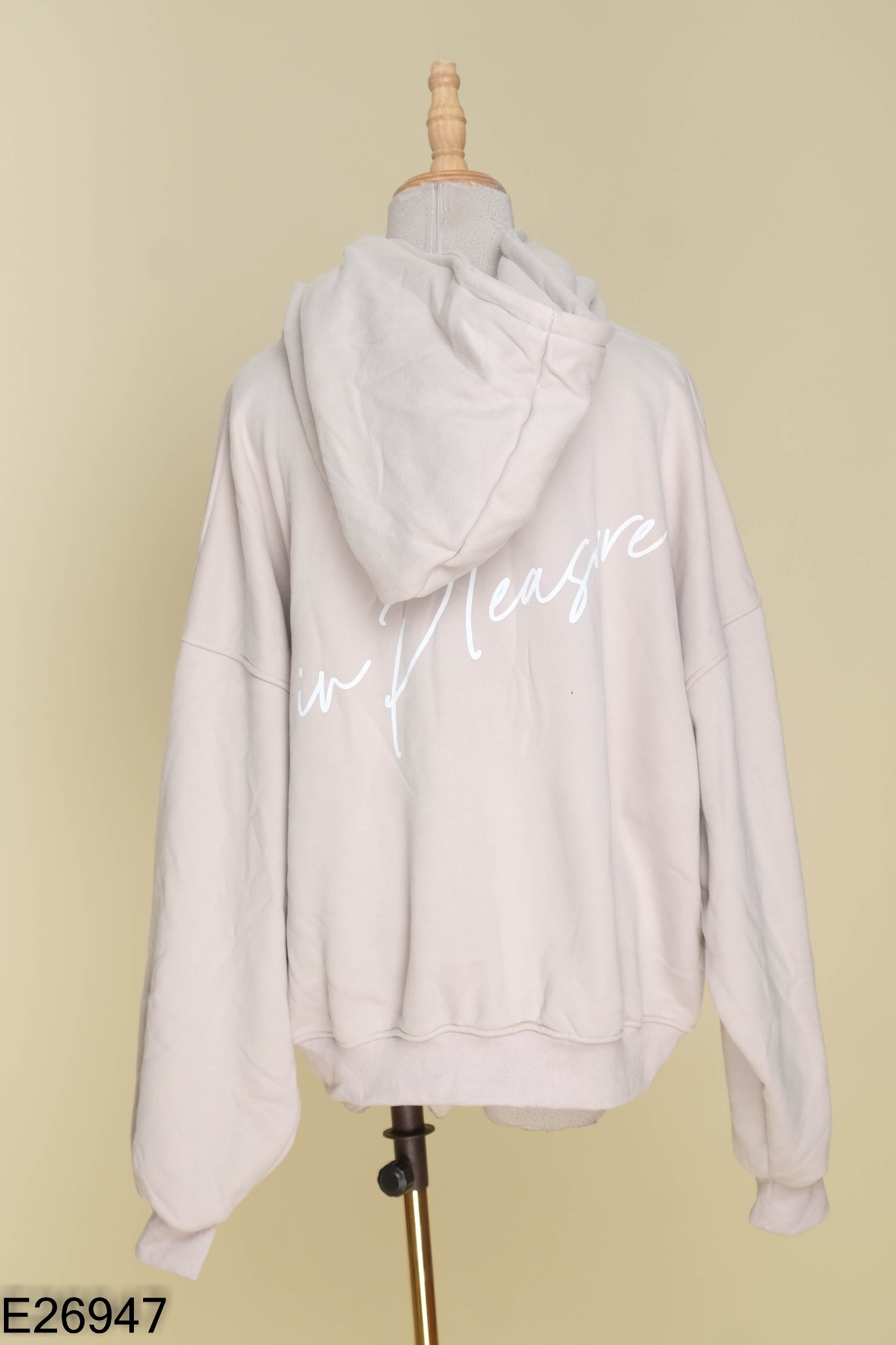 Áo hoodie nâu nhạt phối chữ trắng