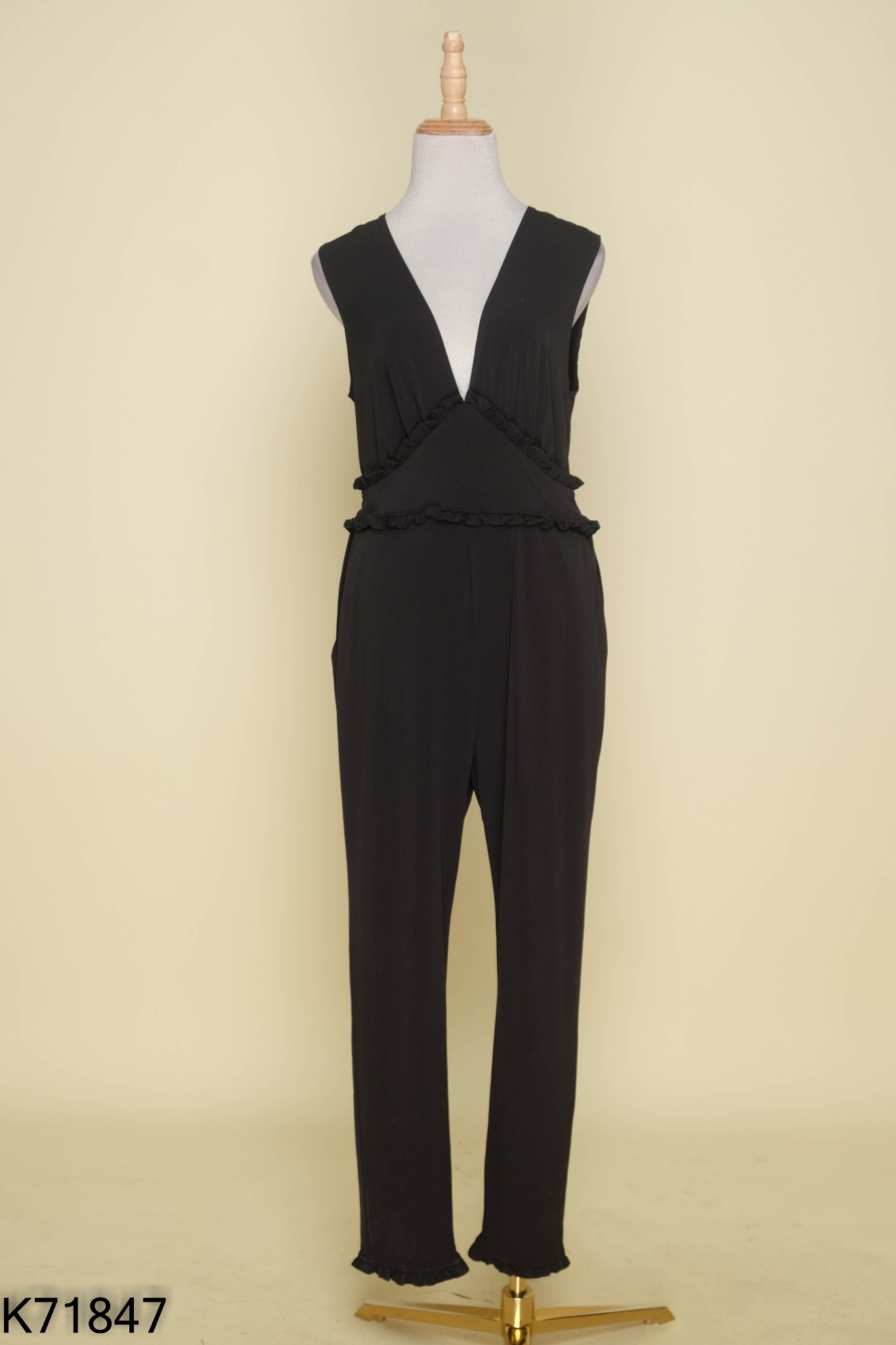 Jumpsuits đen BCBG cổ V viền bèo