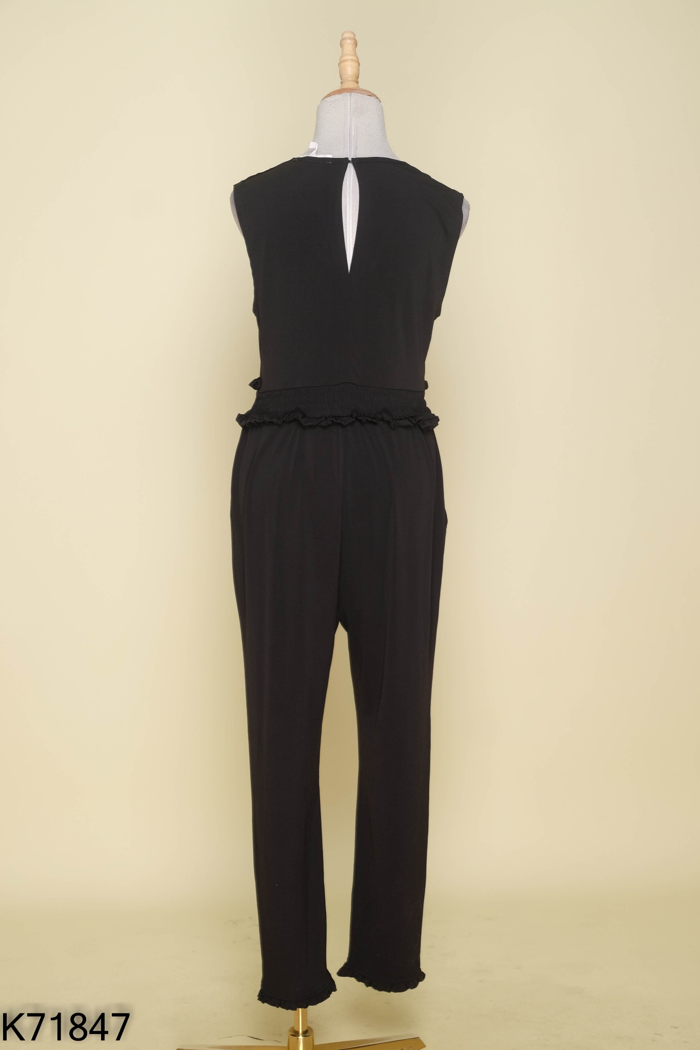 Jumpsuits đen BCBG cổ V viền bèo