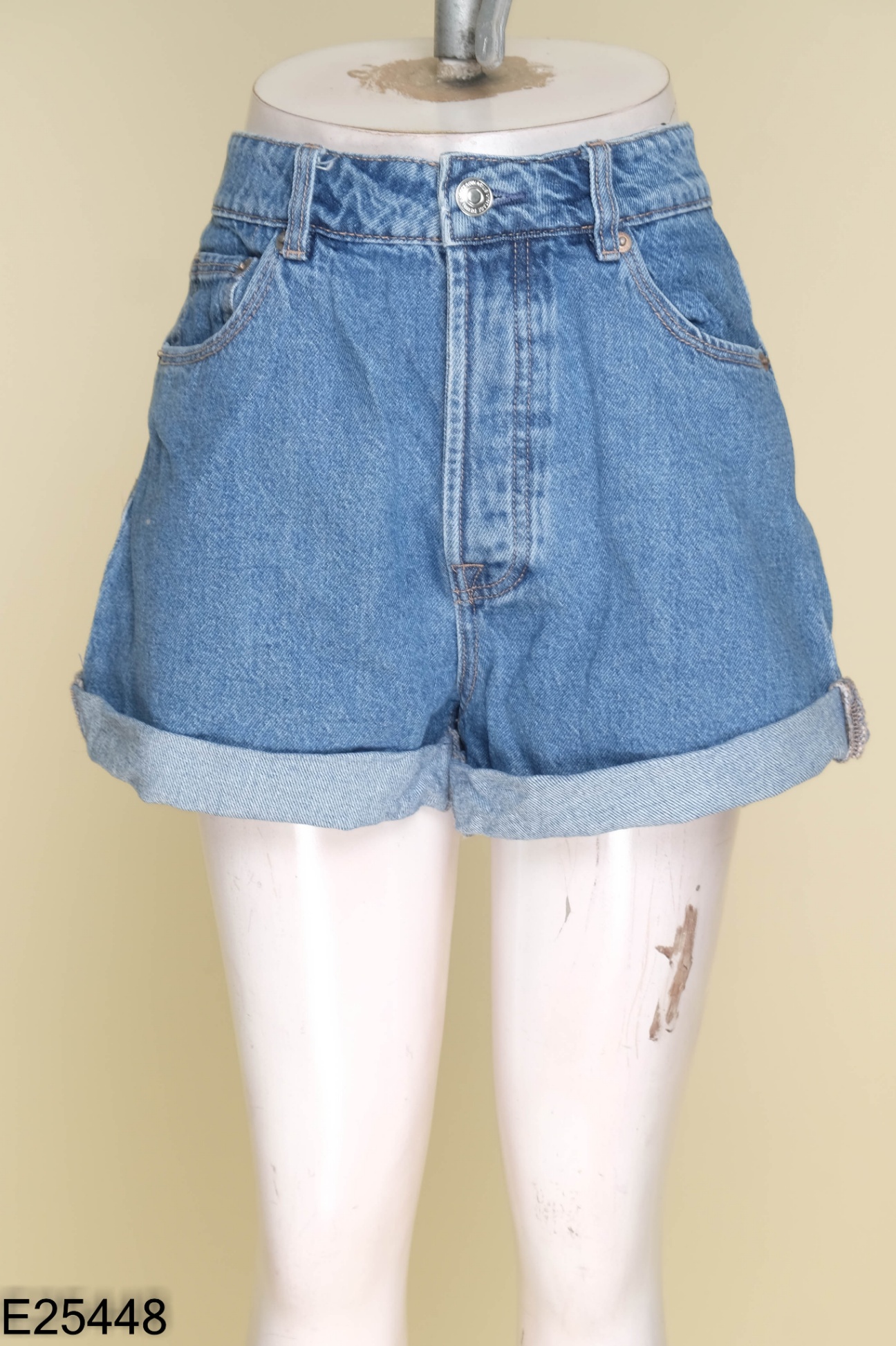 Quần shorts STRADIVARIUS xanh trơn