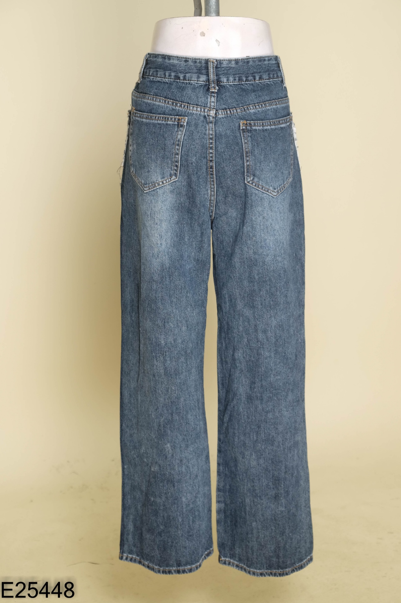 Quần jeans xanh viền tua rua