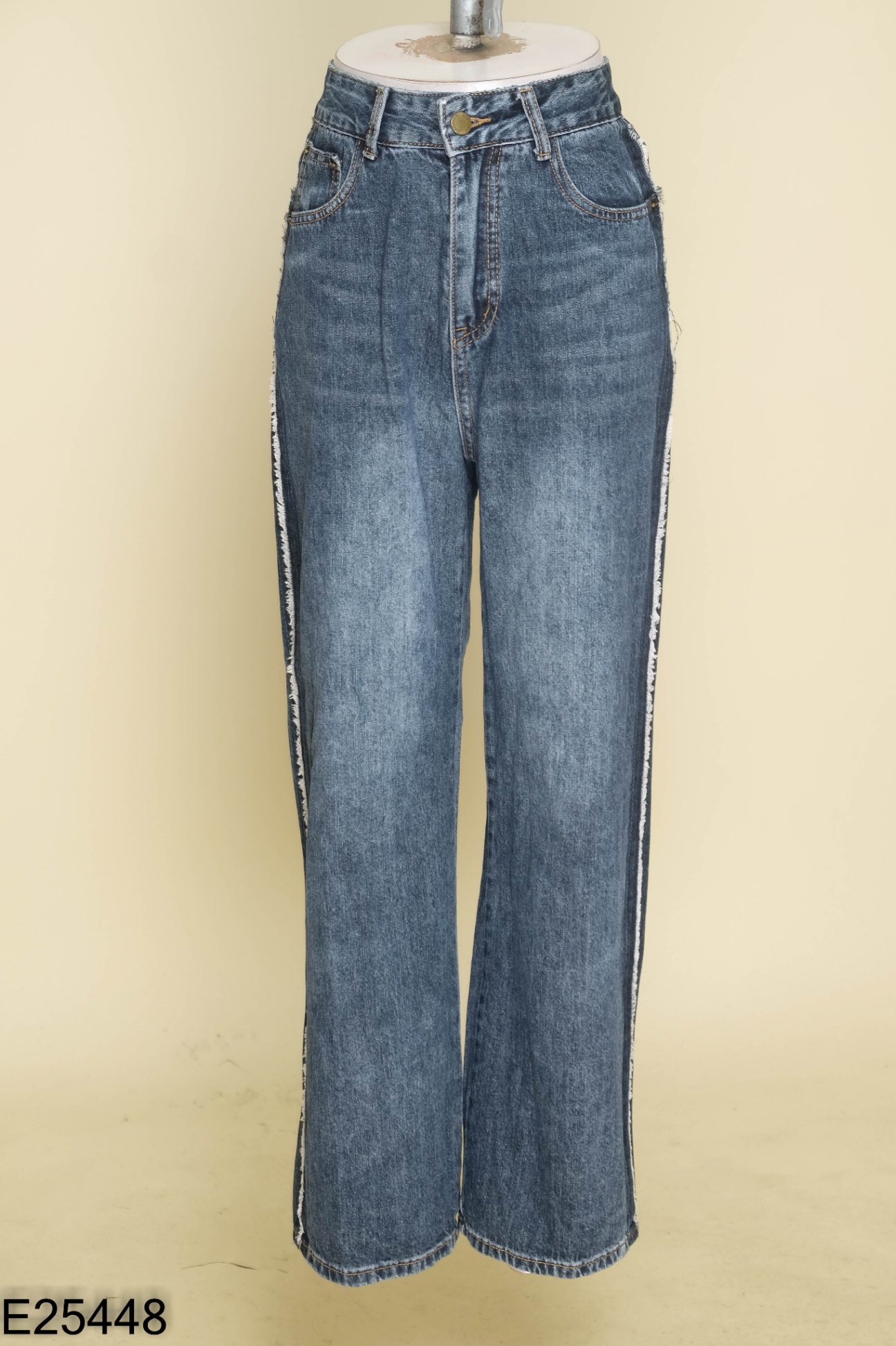 Quần jeans xanh viền tua rua