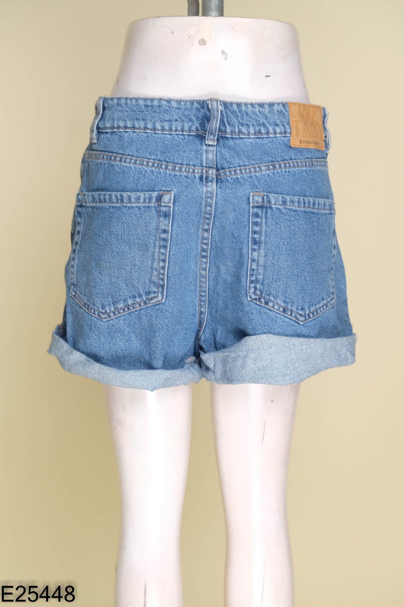 Quần shorts STRADIVARIUS xanh trơn