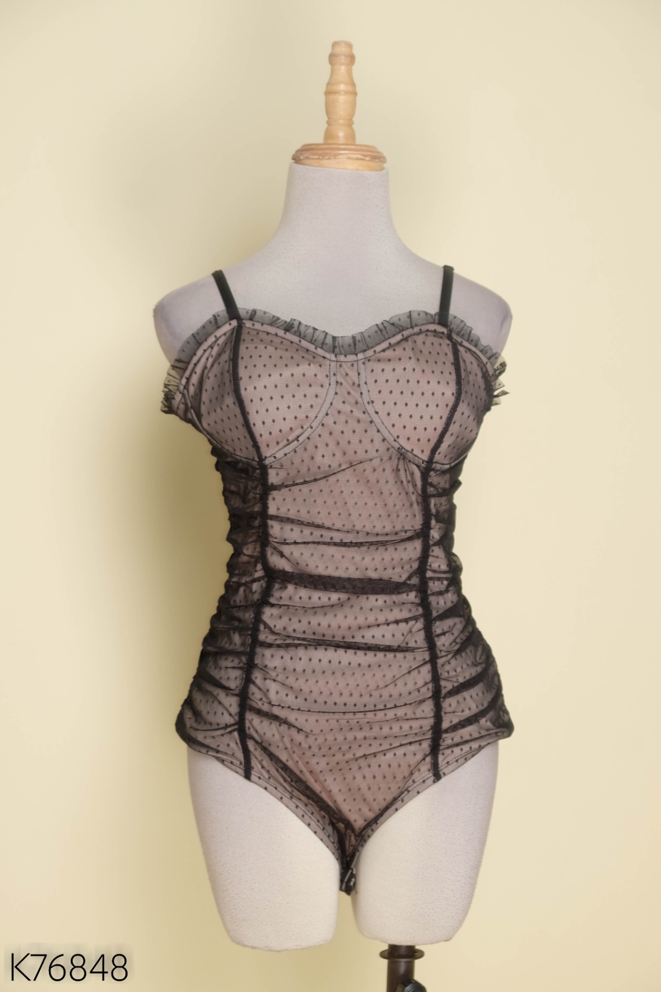 Bodysuit ren đen chấm bi